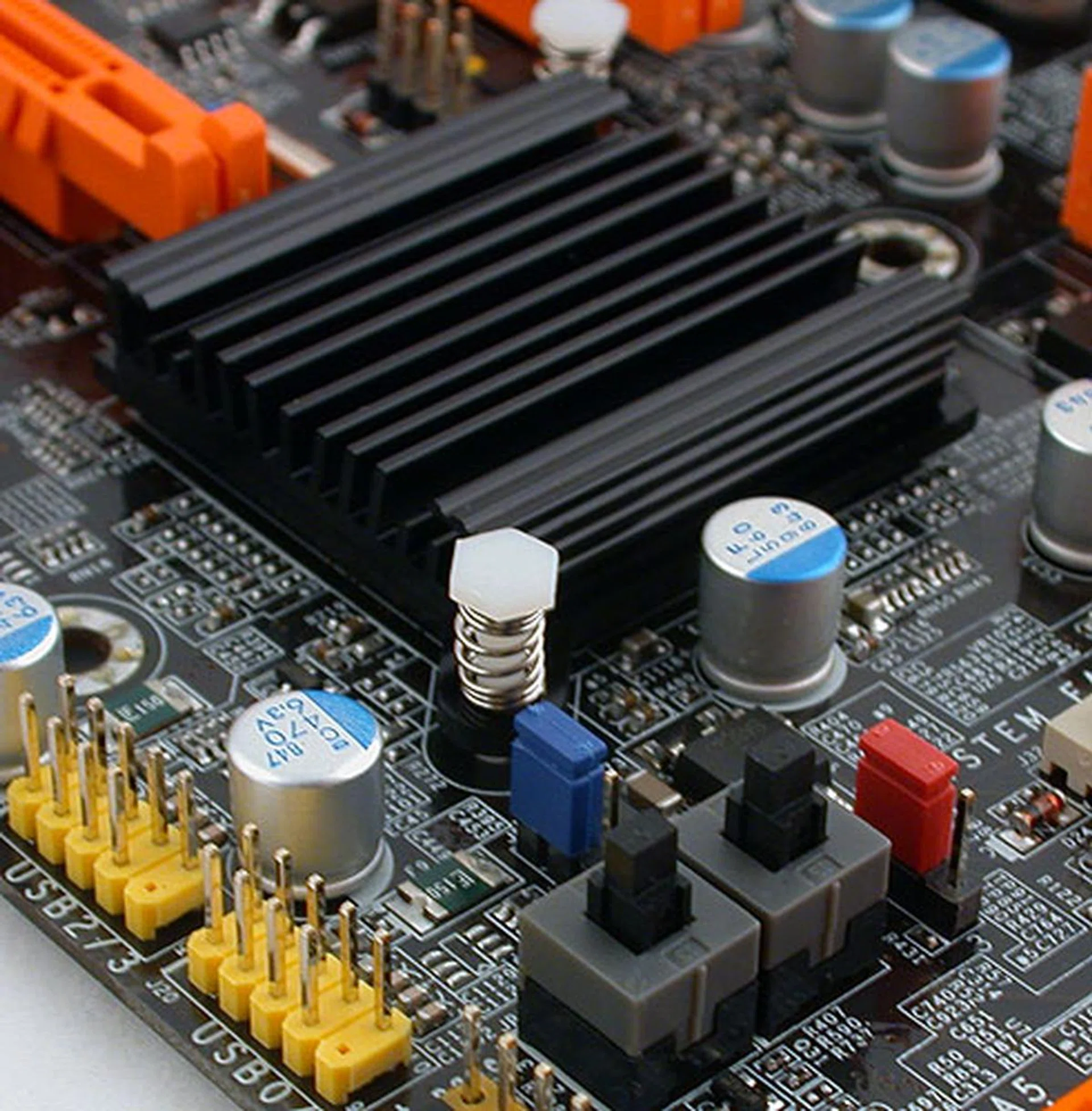 Onboard switches are quite common nowadays, especially from an enthusiast 'brand' like DFI. A Clear CMOS jumper is also conveniently located nearby so there's no need to hunt for that. The Southbridge passive heatsink is also quite modest in size.