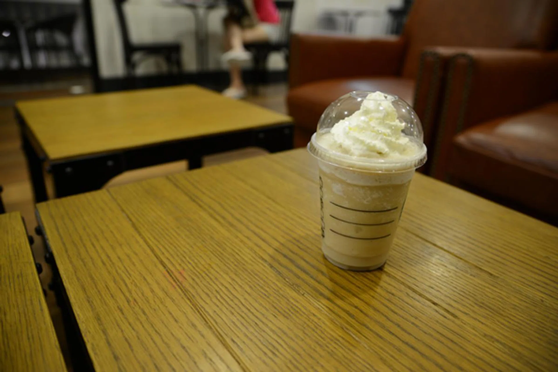 A shot from the Nikon D800 at ISO400, and 36-megapixel resolution. As you can see, the colors are more saturated and image is much sharper at the point of focus (the cup). However, for a mobile phone camera, the 808 PureView performs admirably well in an indoor environment.