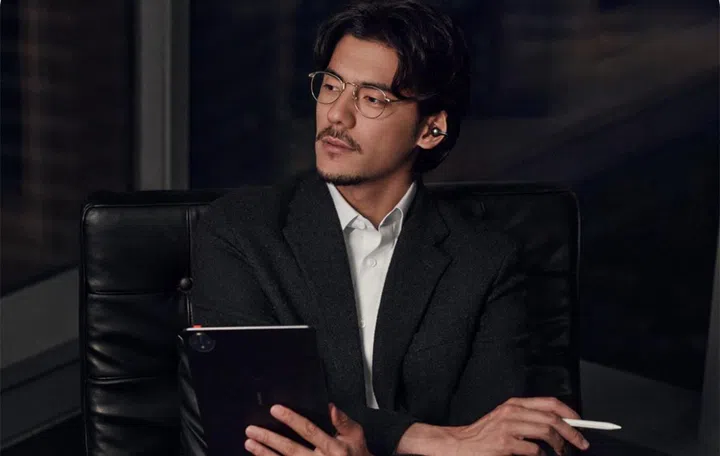 Huawei Freeclip. Male model not included.