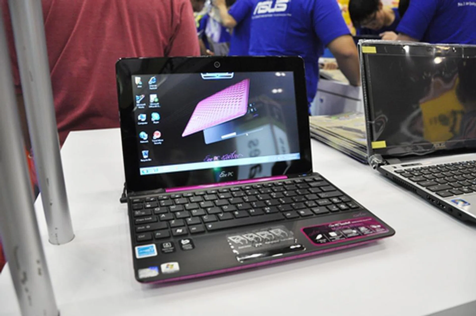 A scene-stealer, the striking ASUS Eee PC Seashell 1008P Karim Rashid Collection netbook might be up your alley if you like your gadgets to look swanky. Covered with an elegant seashell cover with a thickness of 1", the netbook comes with relatively good specs like a 10.1" LED Backlight WSVGA screen, a 250GB HDD, and up to 6-hour battery life. $798 for on-the-go convenience is not such a high price to pay as it comes with a free 2nd battery.