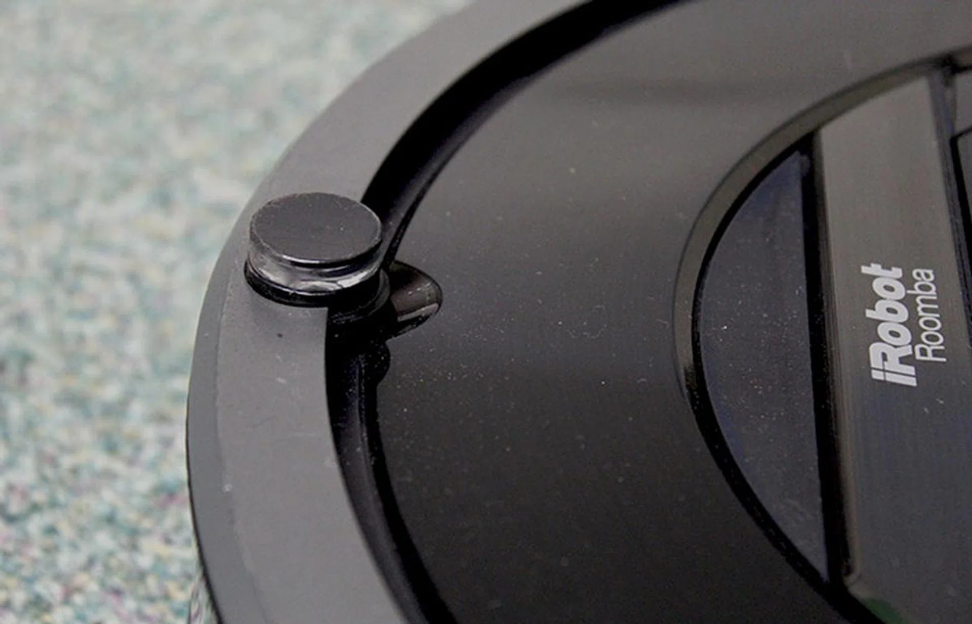 This little bump on the front bumper effectively prevents the Roomba 880 from getting stuck underneath things.