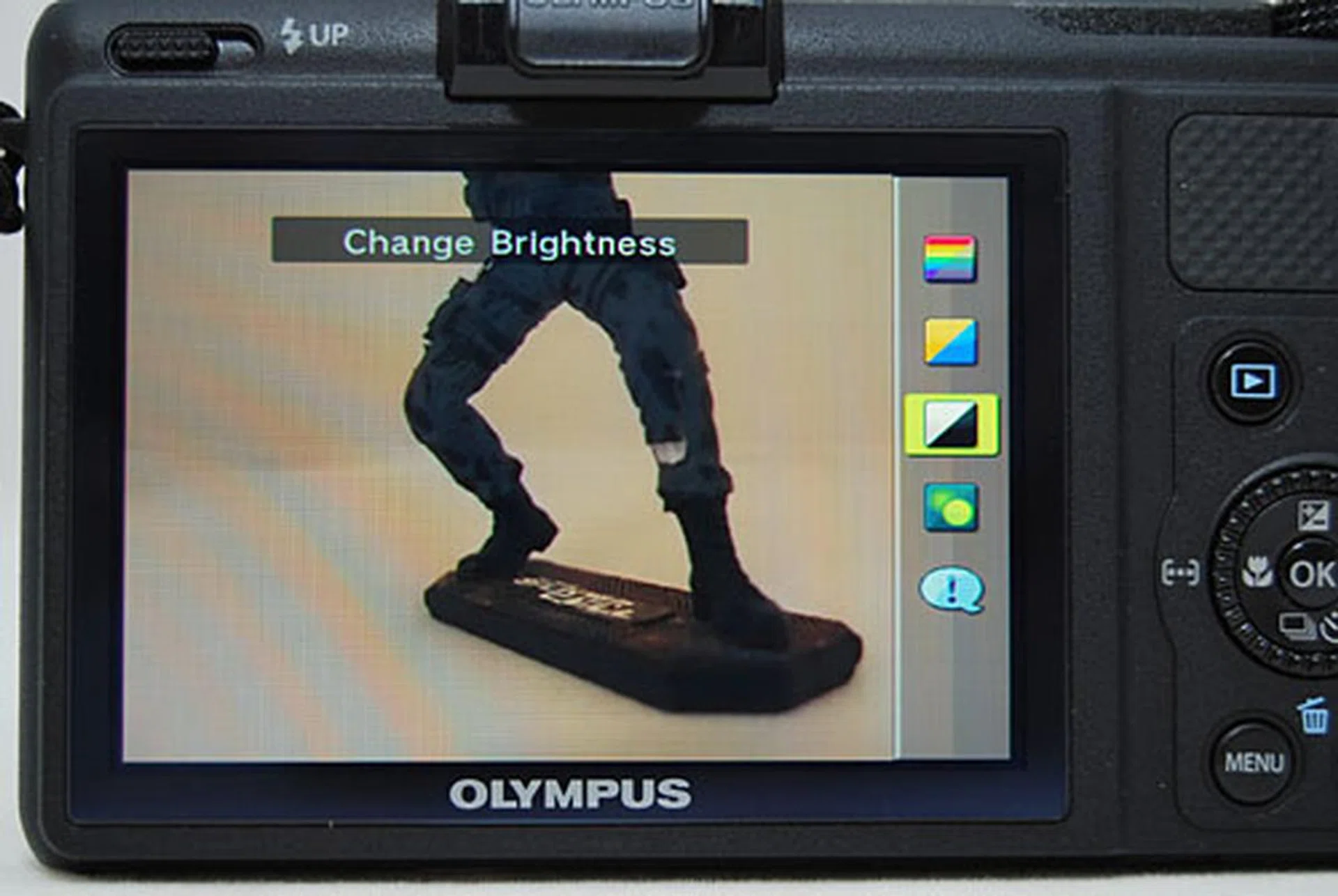 Like the Olympus PEN E-PL2, the XZ-1 features the new Live Guide, with easy-to-understand controls like 'Blur Background', 'Express Motions' and 'Change Color Image', and corresponding sliders to modify each function.