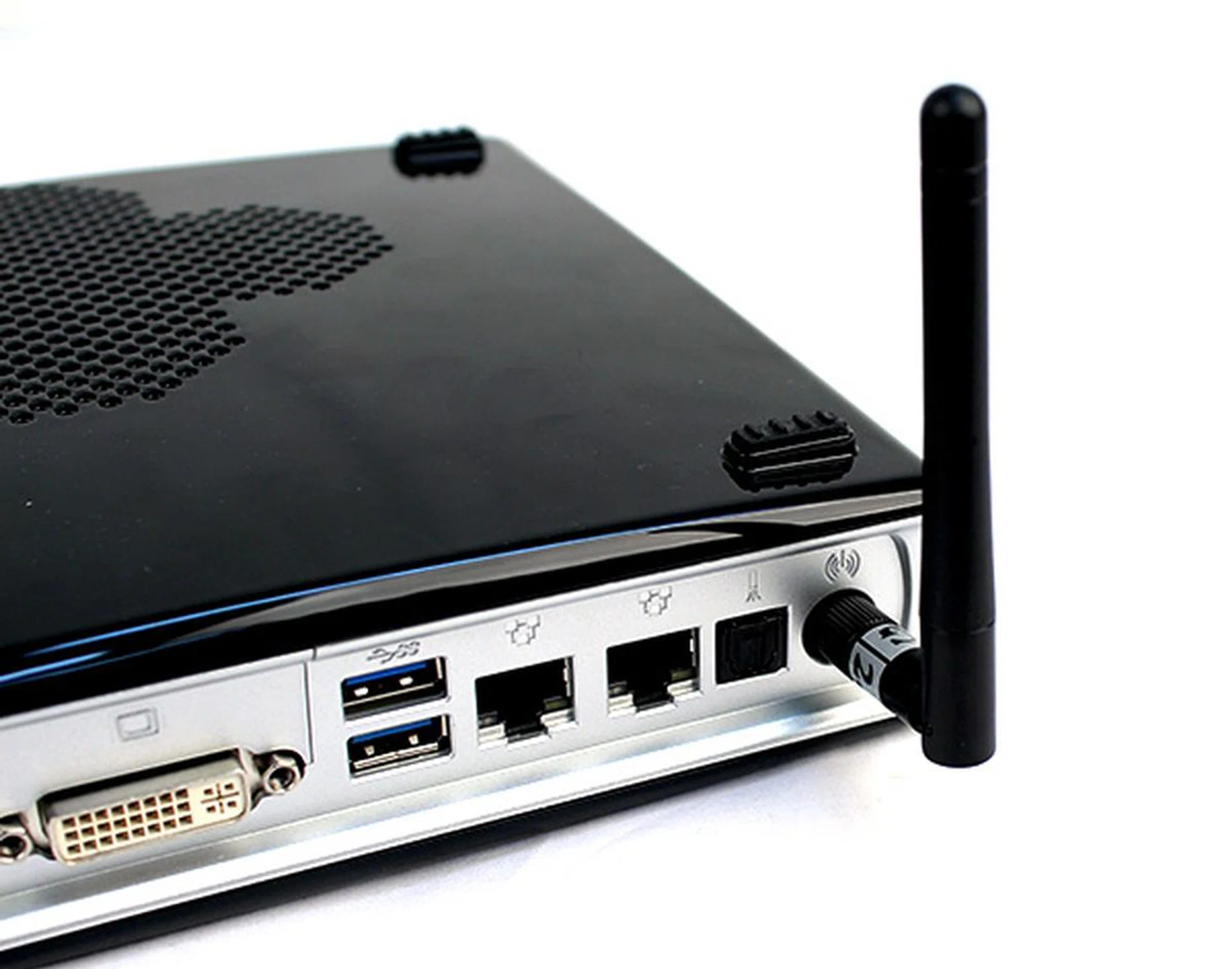 A screw-in antennae is provided for better Wi-Fi performance. The Zotac ZBOX IQ01 also supports the latest Wireless-AC standard.