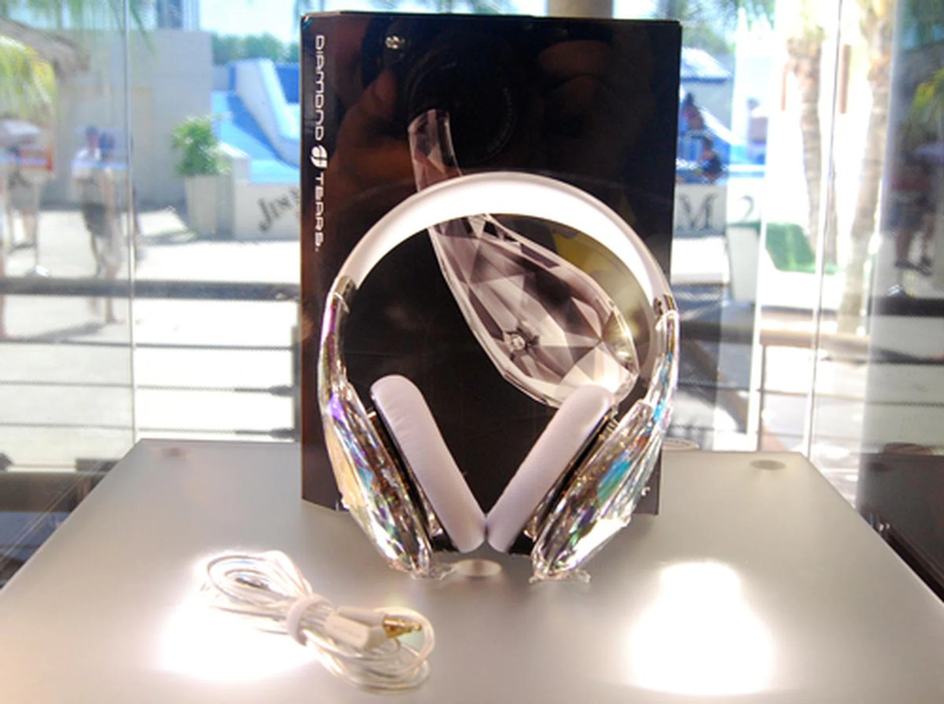 The Diamond Tears offers a 'weird' preposition as the first looks of the product do not make a great impression. It requires strong light to hit the 'crystal' ear cups before it can show off its brilliance.