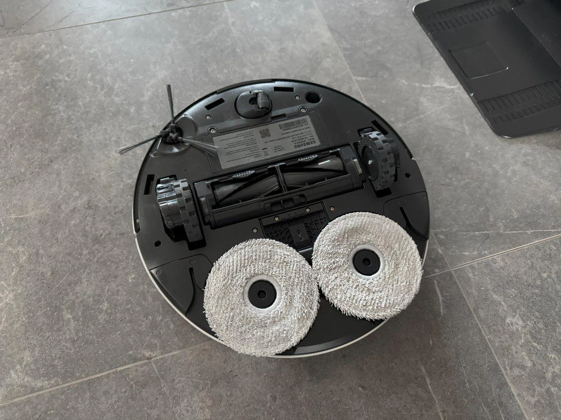 Nothing special here. No moving sweepers, extending mop pads or unique rollers. Photo: HWZ