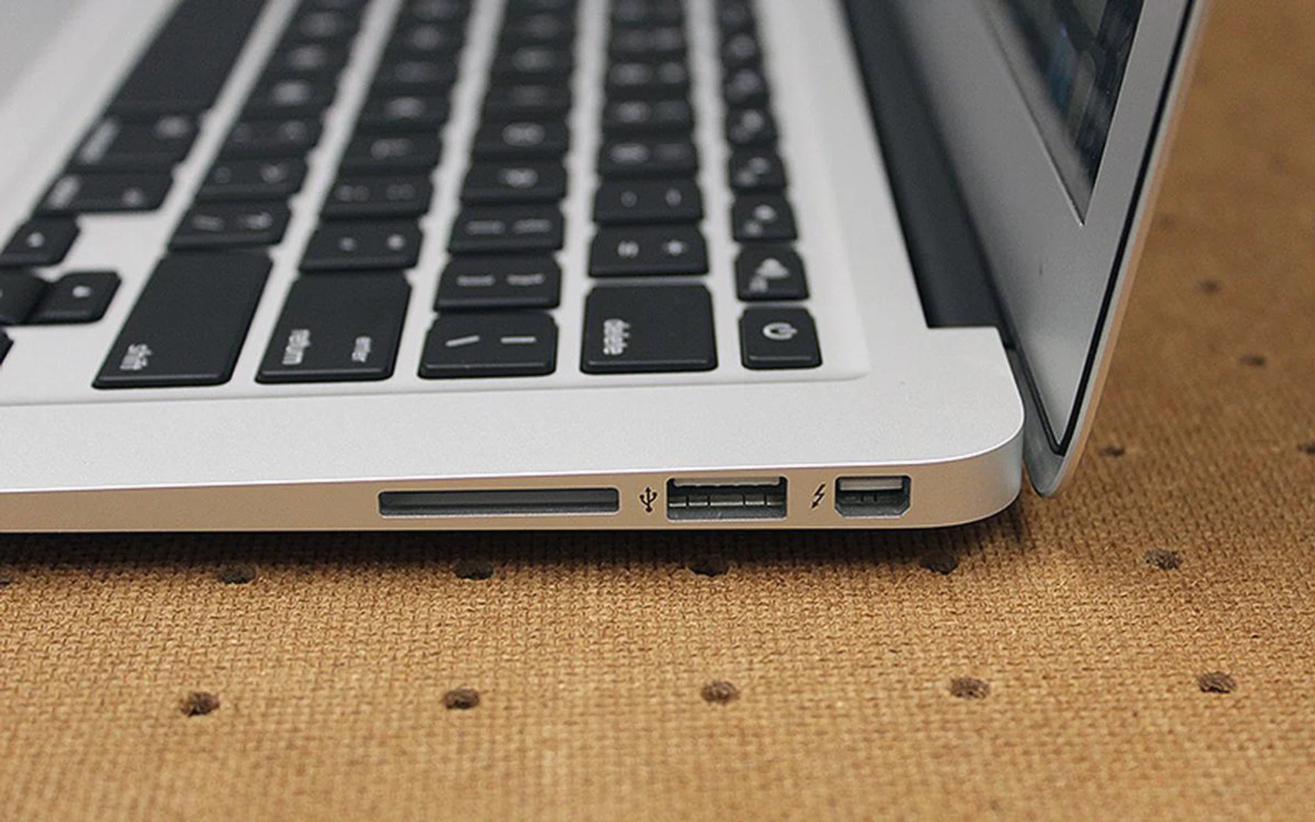 On the right of the MacBook Air users will find the SDXC card slot, another USB 3.0 port and the Thunderbolt 2 port.