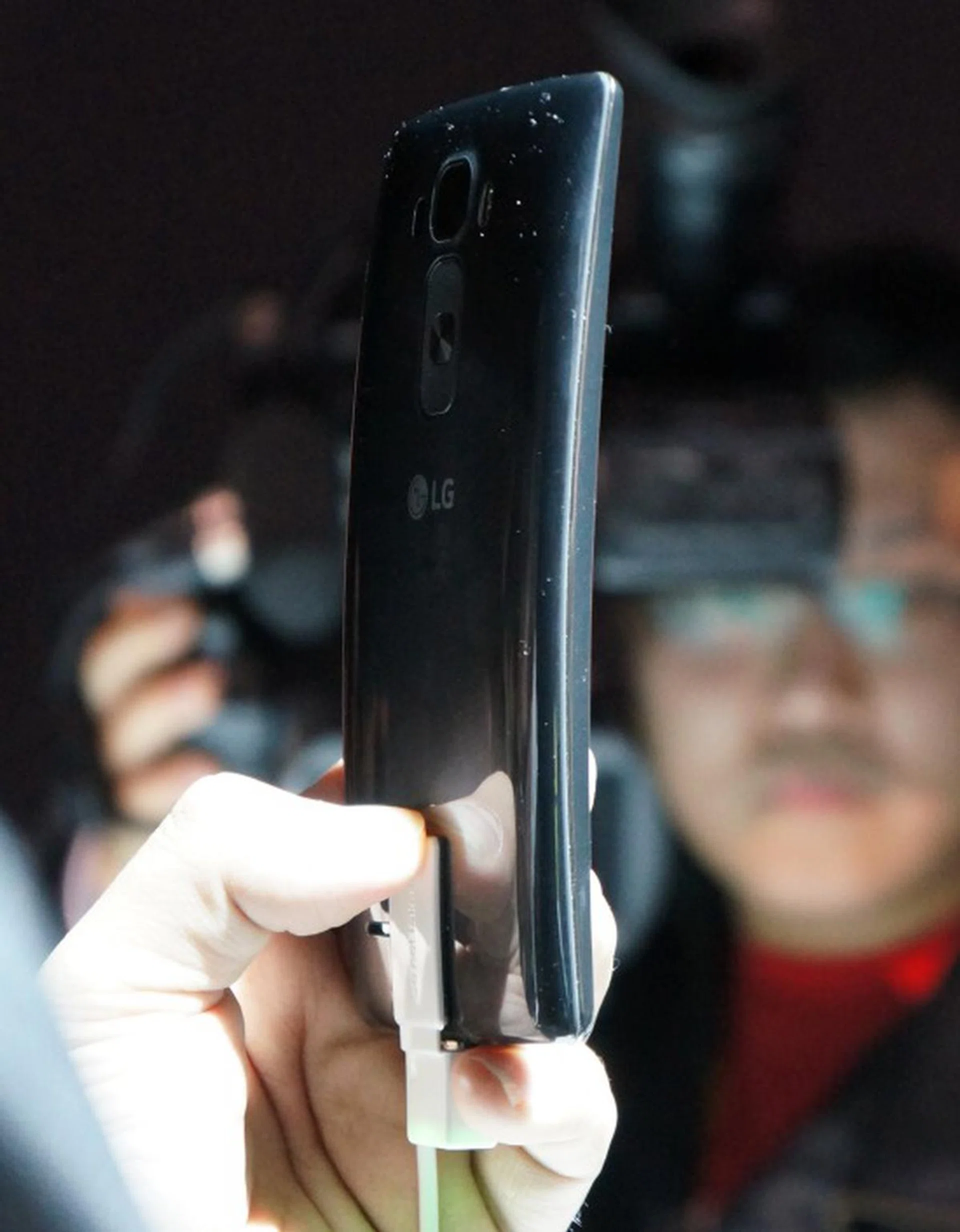 In this angle, you can check the phone's side profile.