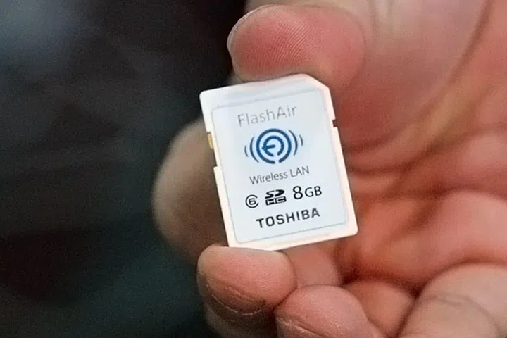 Olympus introduces over-the-air sharing with the use of the E-PL5, a Toshiba Flash Air Wi-Fi SD card and the Olympus Ol.Share app for iOS and android.