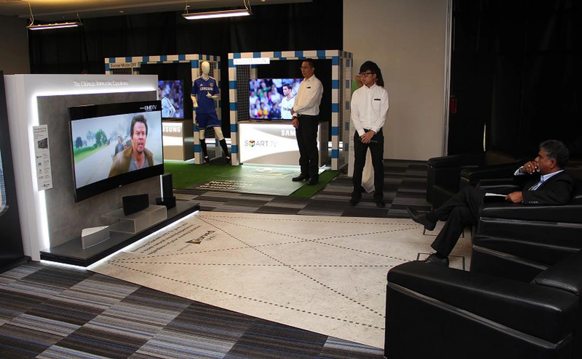 To prove that point, here's a shot from the extreme corner of the room. You can see that the screen is still visible comfortably with no degradation of quality. Note that the chairs are about 4 meters from the TV, which is the nominal seating distance from Samsung's study of various homes.