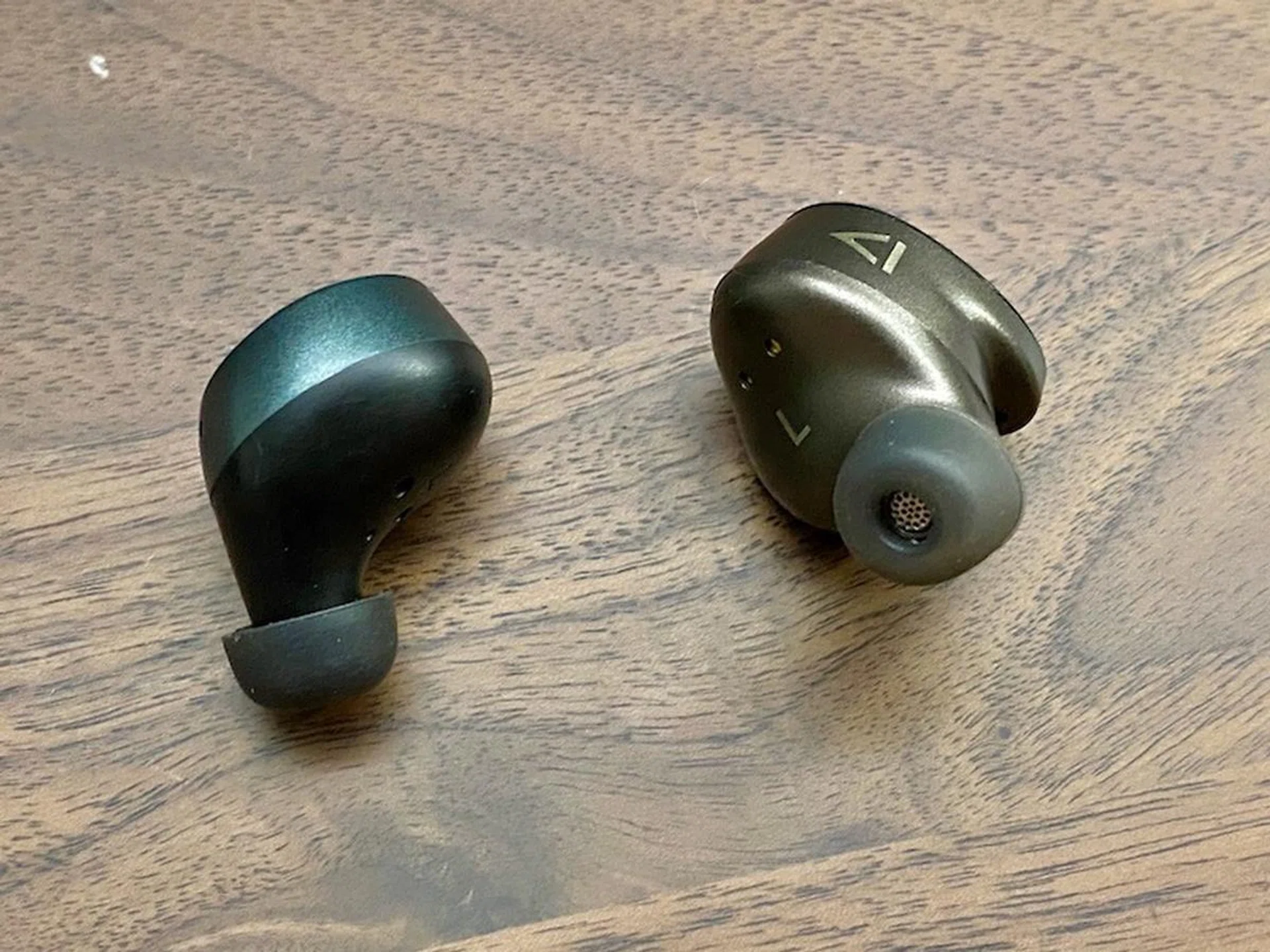 The Outlier Air V3 on the left has a more balanced and refined sound. The Outlier Pro, on the other hand, counters with punchier bass and a more exciting sound.