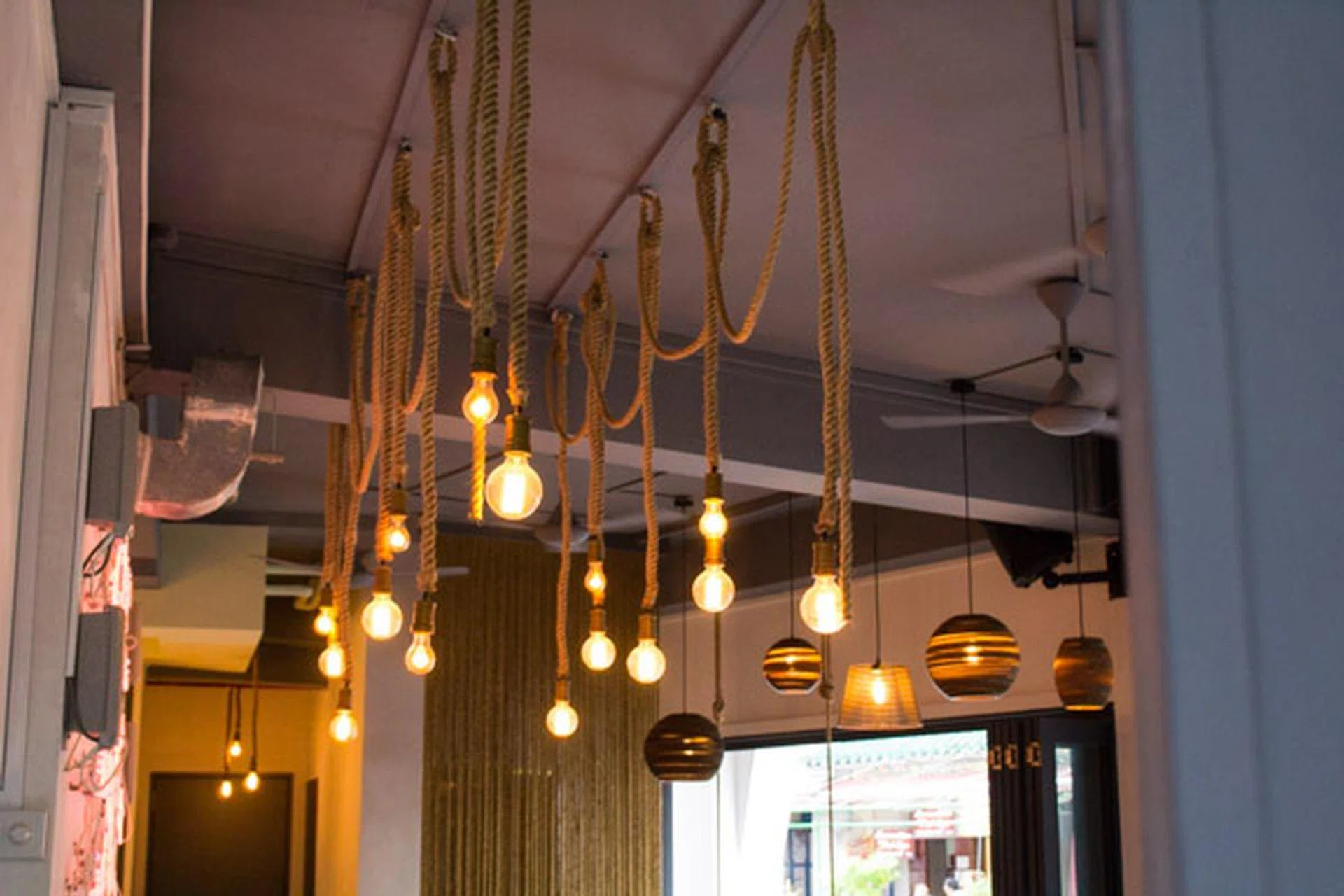 f/5.0 at 32mm, 1/80s, ISO 3200