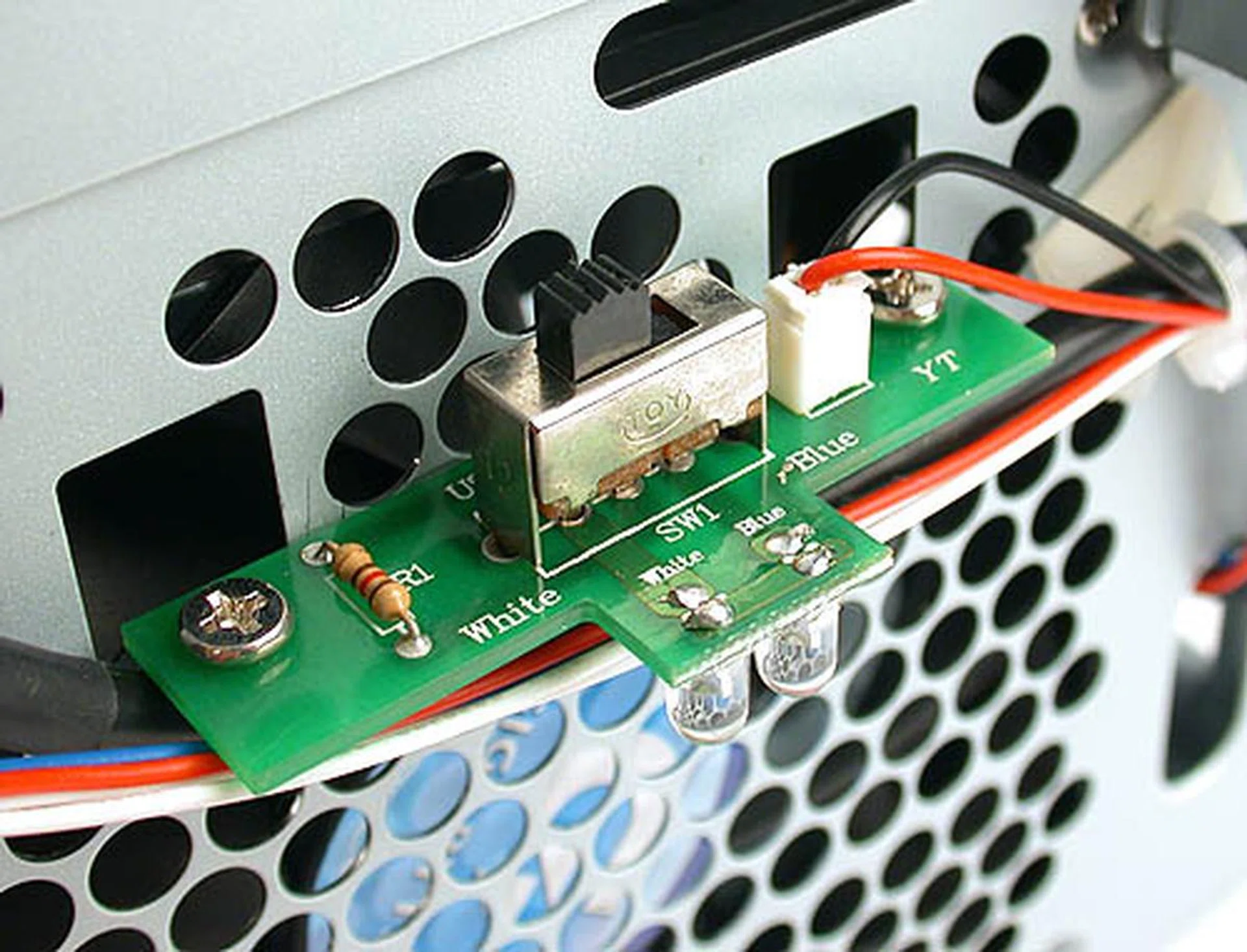 Gigabyte even allows you to choose between blue or white LED for its light beam projector by simply toggling the switch behind the front bezel.