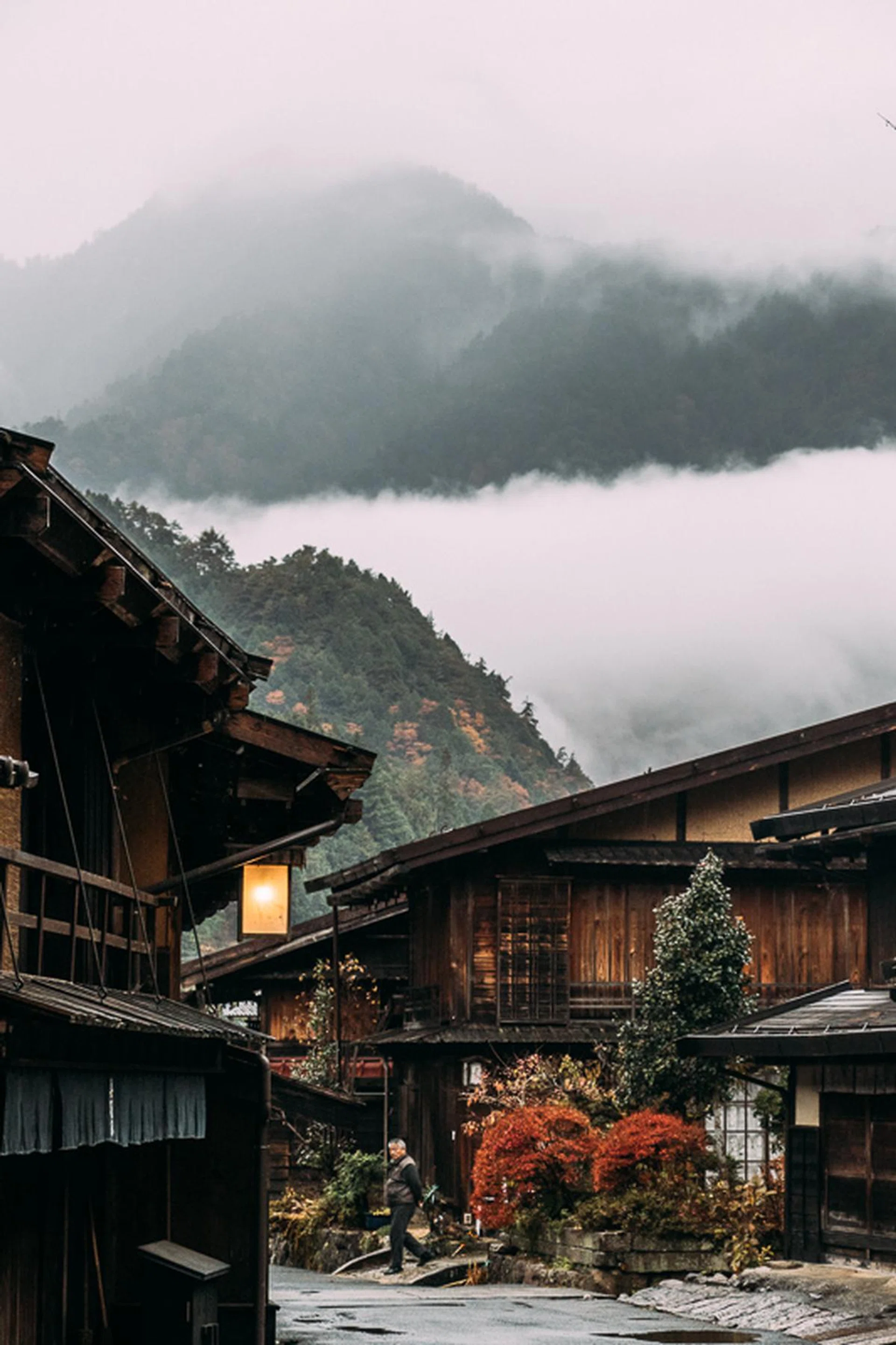 Tsumago, 64mm at f/8, 1/100 sec, ISO 800