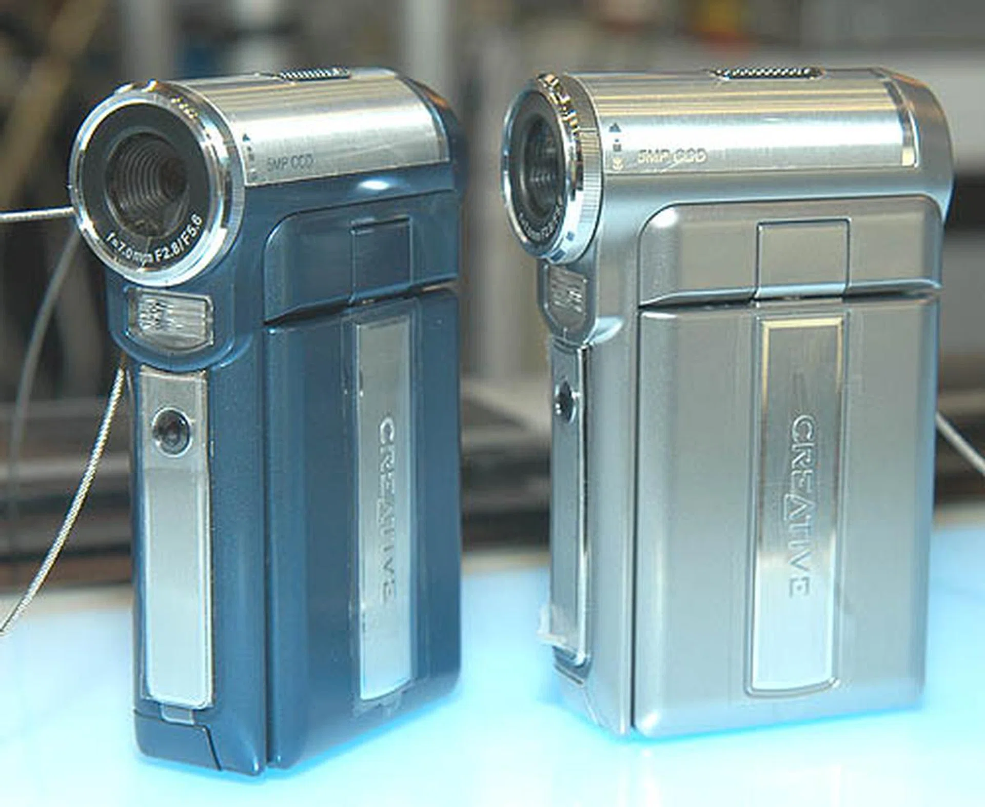 The new Creative DiVi CAM 525 is a 5.0-megapixel video camcorder, still camera, voice recorder and webcam altogether. It has a large 2.5-inch LCD and is available for S$349 only.
