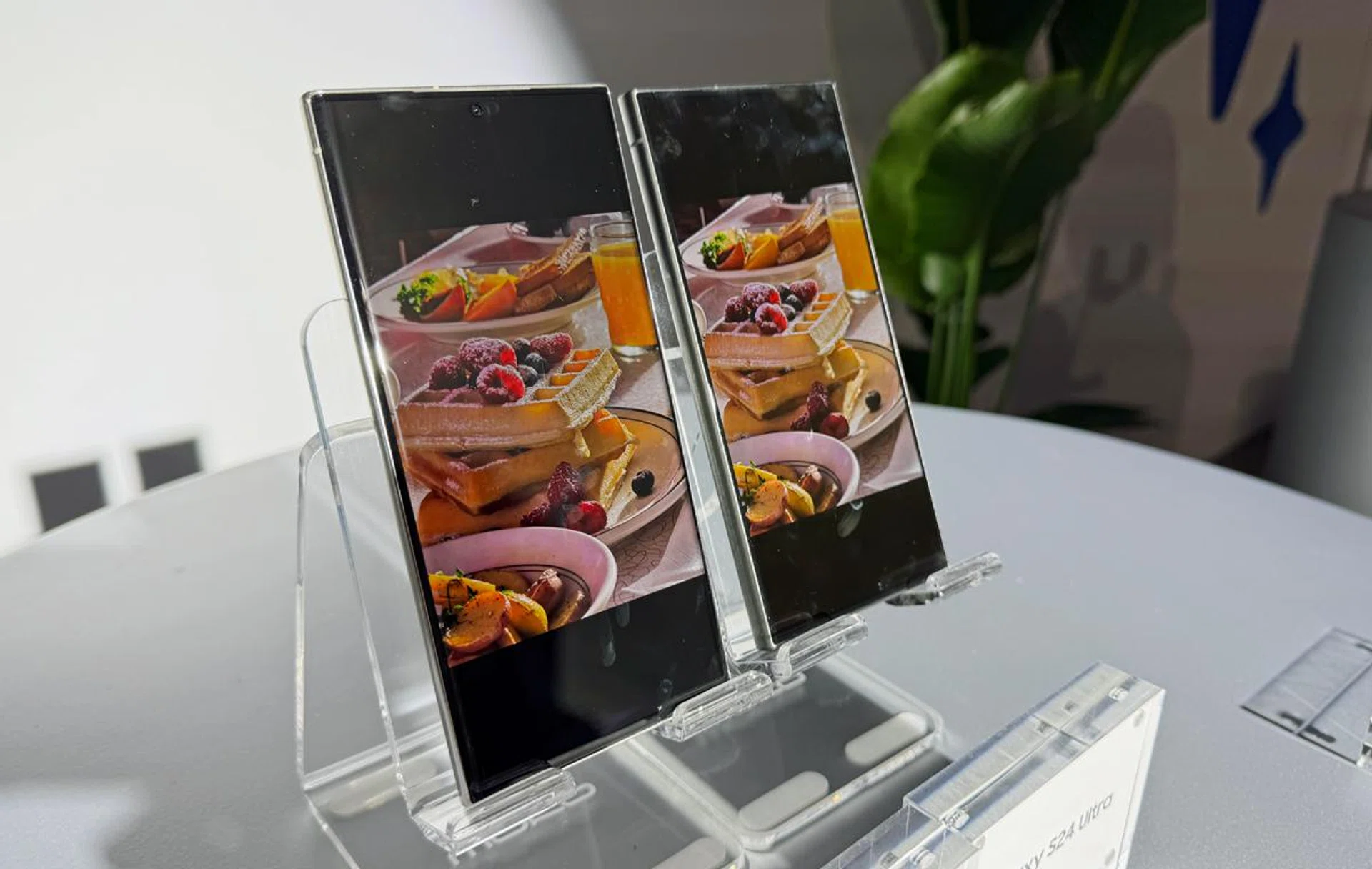 Samsung Galaxy S23 Ultra (left), Samsung Galaxy S24 Ultra (right).