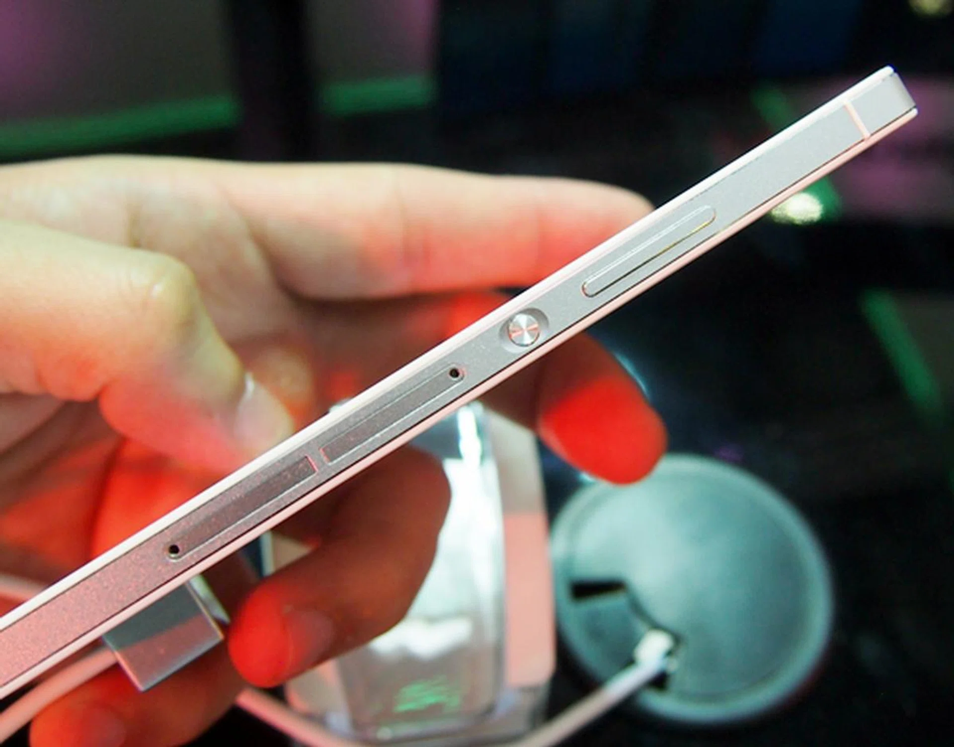 Similar to the Sony Xperia smartphones, the P7 now has a metallic power button on the right side for easier access.