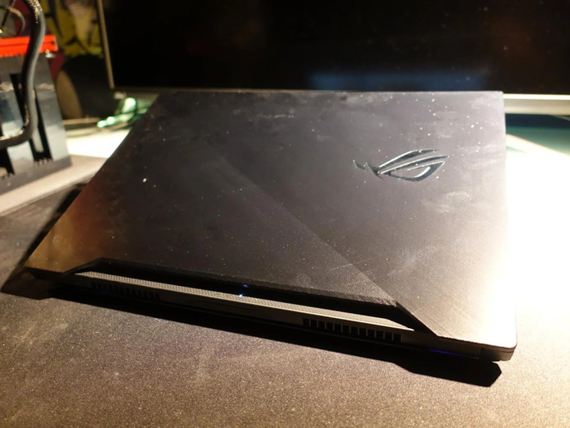 The lid is quite susceptible to dust and dirt.