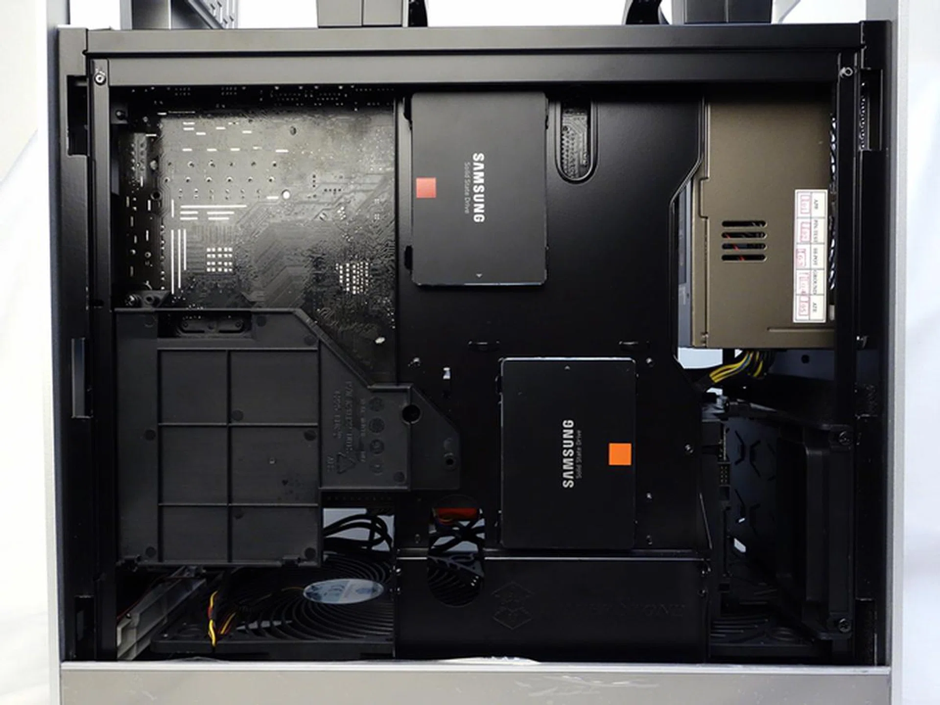 The 2.5-inch drives were installed in a staggered manner; each drive was secured with a pair of mounting screws.