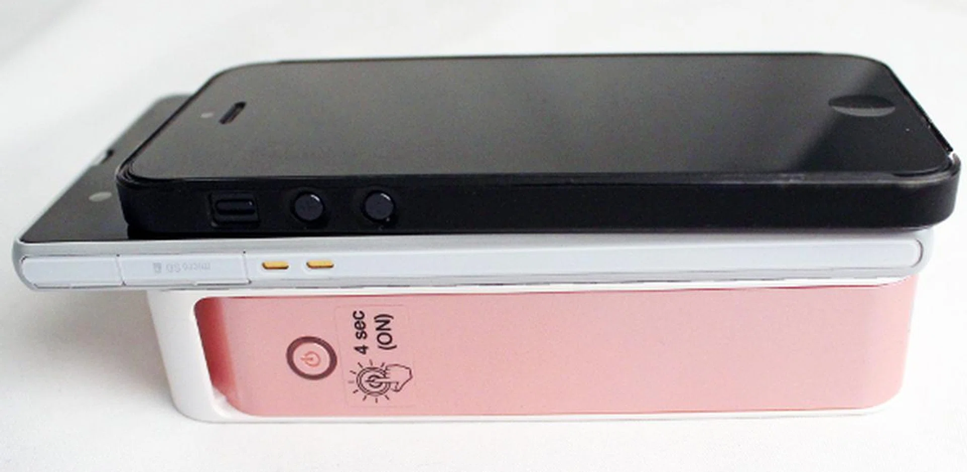 The LG Pocket Photo is pretty thick as compared with the Sony Xperia Z and iPhone 5 stacked above it. Dimensions are 72 x 120 x 24mm, and it tips the scale at 215g.