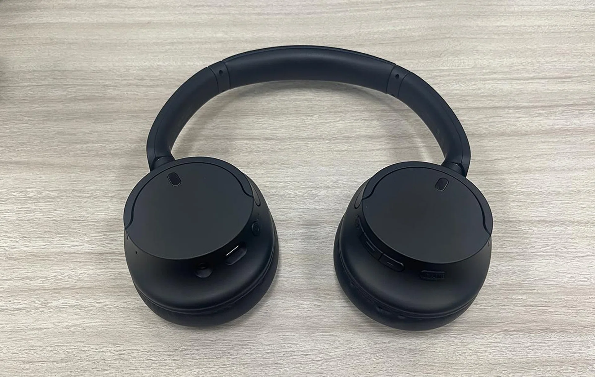 The WH-CH720N has the same V1 Integrated processor 