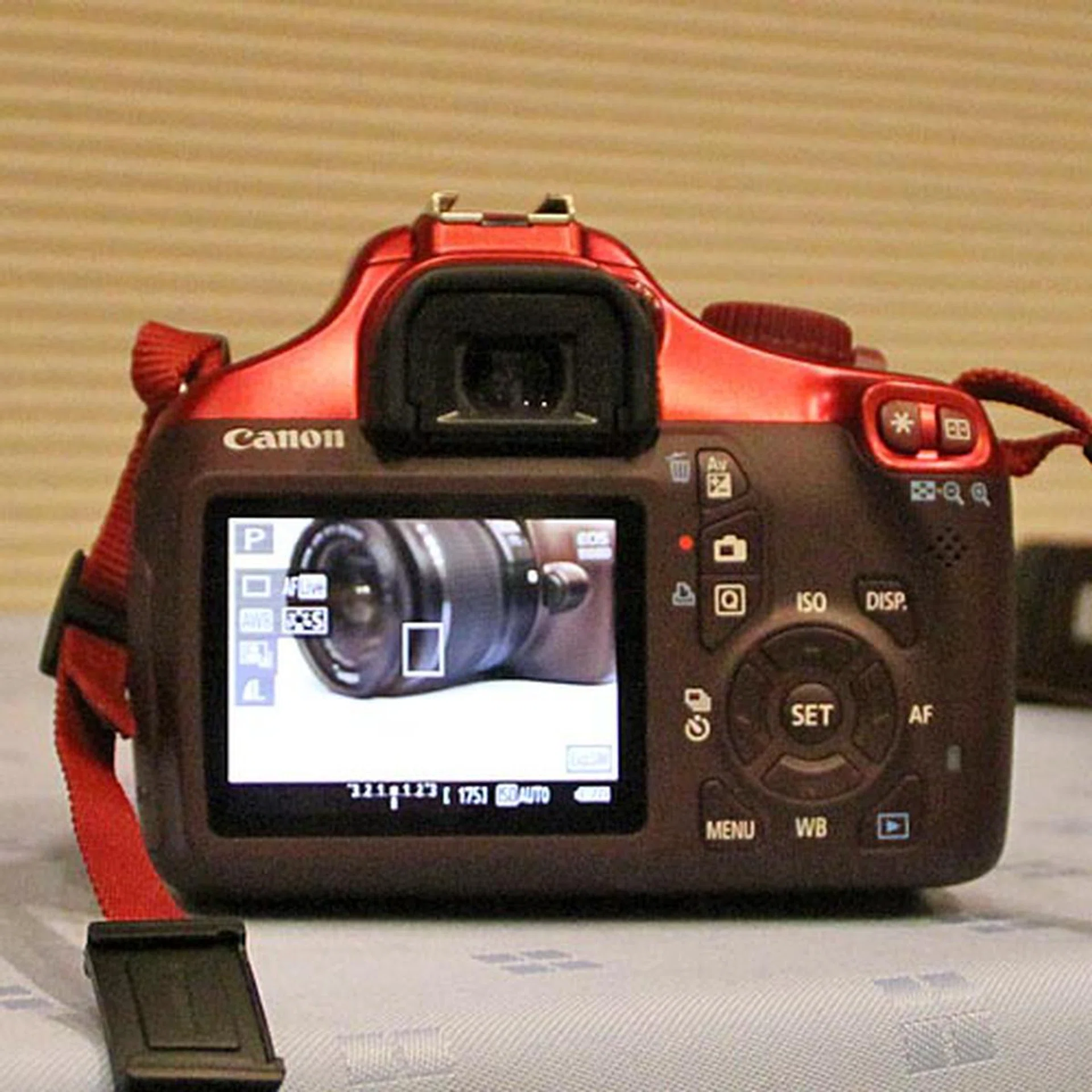 Here's how the rear of the EOS 1100D looks like. Control layout has been redesigned for single-handed operation. Often used buttons are moved towards the right, and are now all accessible by the thumb.