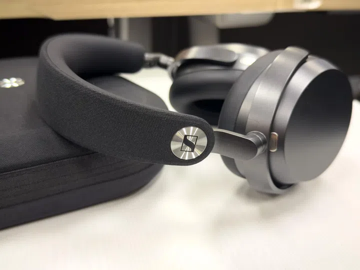 Sennheiser Momentum 5 Wireless in Black.