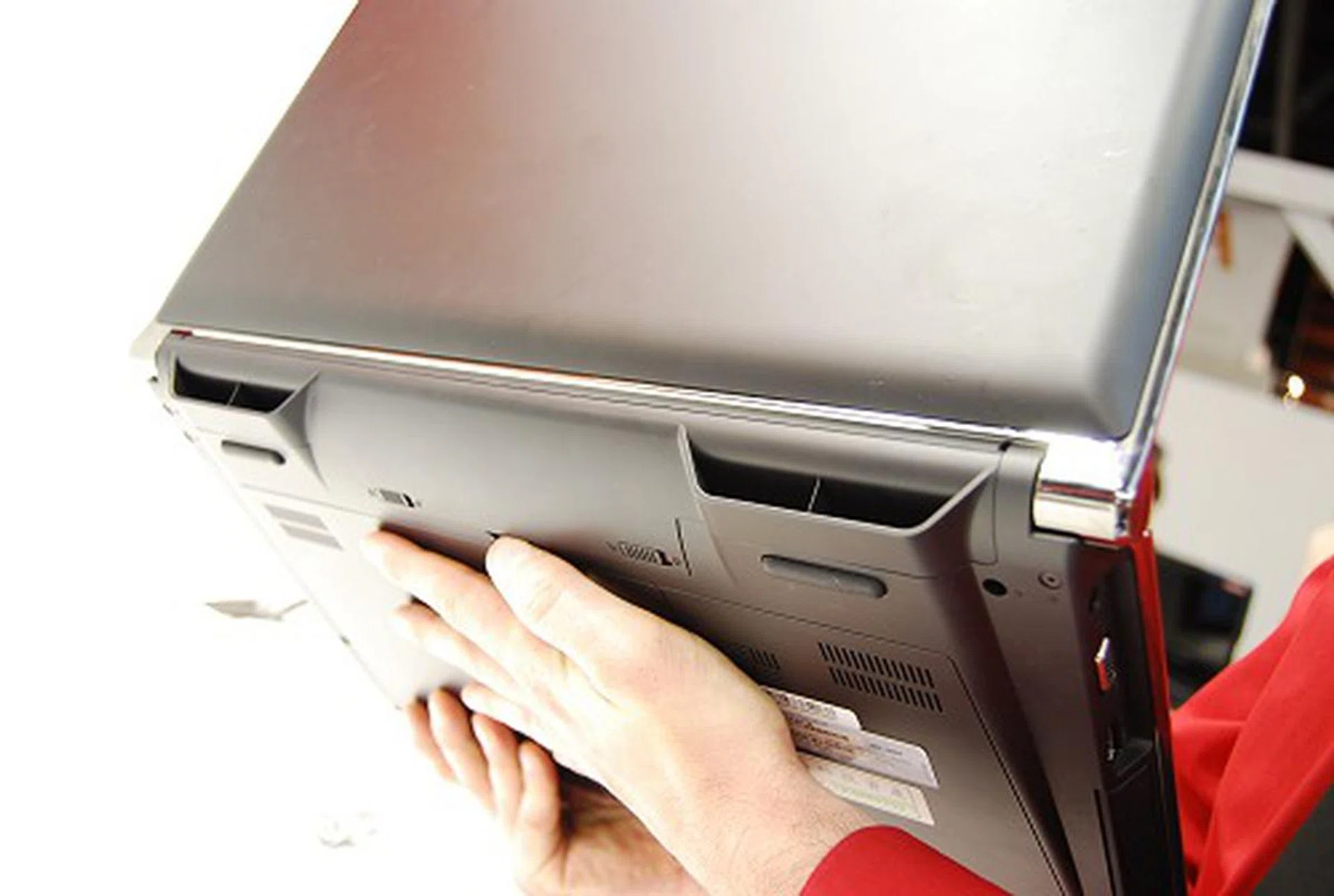 Gigabyte says that this dual rear vents based cooling is unlike any other notebook, but we beg to differ since the ASUS stealth series of notebooks were the first to embrace this concept. Nonetheless, it's a neat addition.