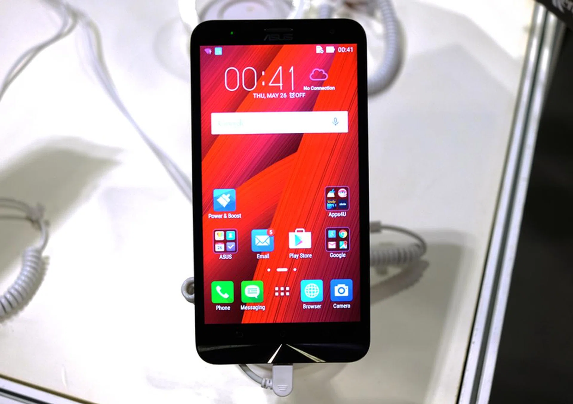 The ASUS ZenFone Laser has a 6-inch Full HD display and is powered by a Qualcomm Snapdragon 615 octa-core processor. The rear camera has an incredibly fast 0.03 second laser auto-focus, so you'll never miss the perfect photo opportunity. Grab one at CEE for just S$349 (usual price: S$379)