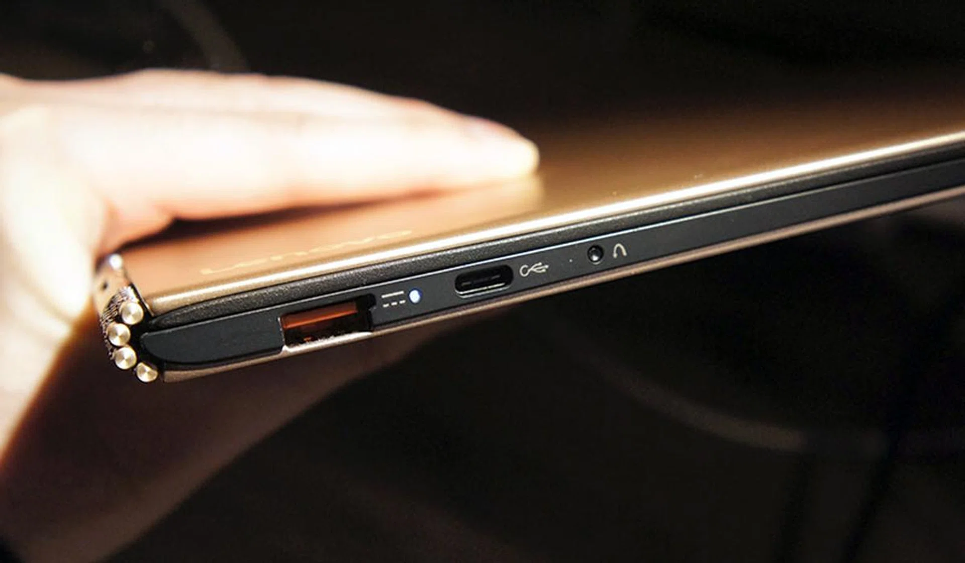 Lenovo Yoga 900S ports