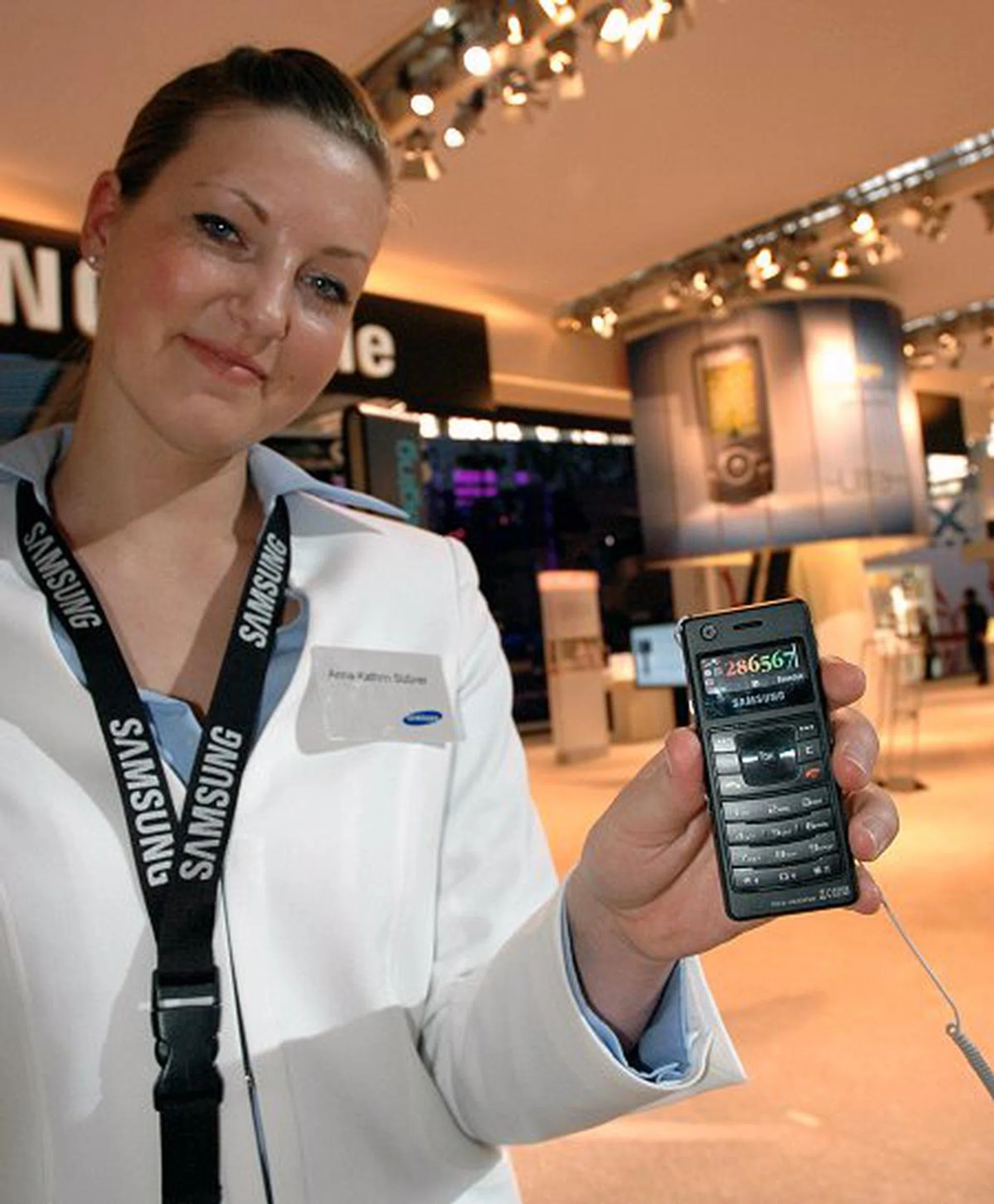  triband (900/1800/1900MHz) with support for GSM/GPRS/EDGE. It has a 2-megapixel camera with a 2.1&rdquo; 176 x 220 main display and the flipside having a 1.4&rdquo; 176 x 220 display (known as dual face). It also uses Samsung&rsquo;s Sweeping User Interface, comes with a music library feature, multi-format music support (MP3/AAC/AAC+/e-AAC+/WMA), music download feature (WMDRM,MTP) and video support for MPEG-4 and H.263. The phone&rsquo;s also A2DP-ready, has FM radio and supports Bluetooth 2.0 and USB 2.0. It has a superior built-in memory of 100MB with microSD support. Measures 103.5 x 44 x 9.4mm.  