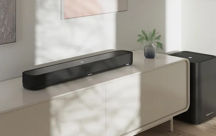 Sennheiser Ambeo Soundbar Mini (centre).