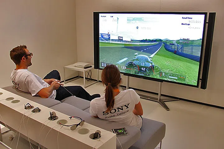 With SimulView, both players can enjoy the whole picture on the super-big screen.
