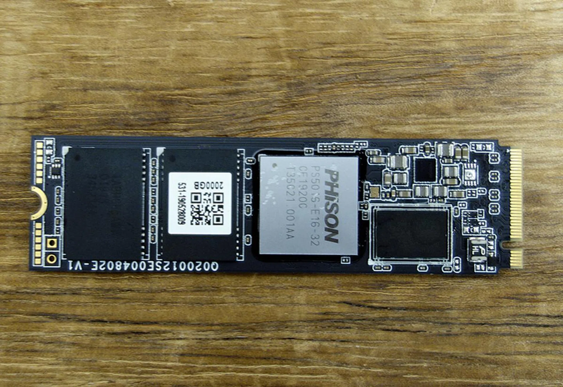 With the heatsink removed, we can see the Phison controller.