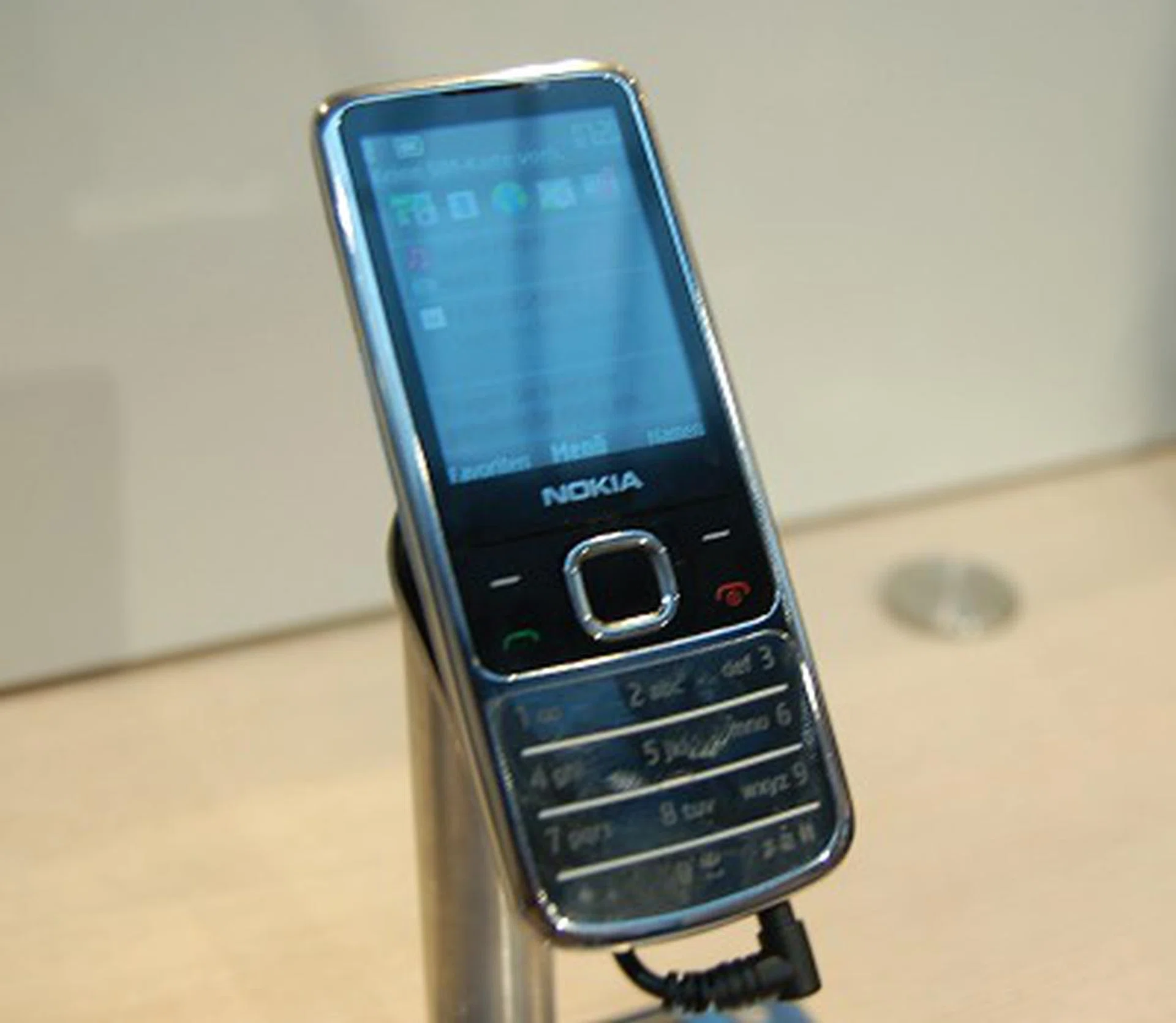  Here's the new Nokia 6700 Classic. 5MP camera, integrated GPS with A-GPS, Nokia media player and stereo radio.  