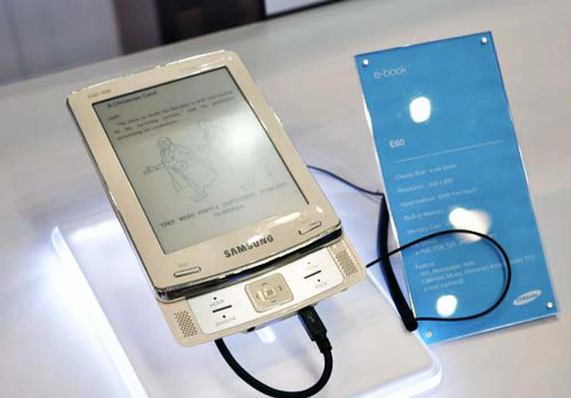 If you like your e-book reader to be clean and clutter free, then the 6-inch Samsung E60 does this by hiding the controls behind accessed via a slide out panel. It reads the same formats as ePub, TXT and PDF like the E100 and should be a breeze to lug around.