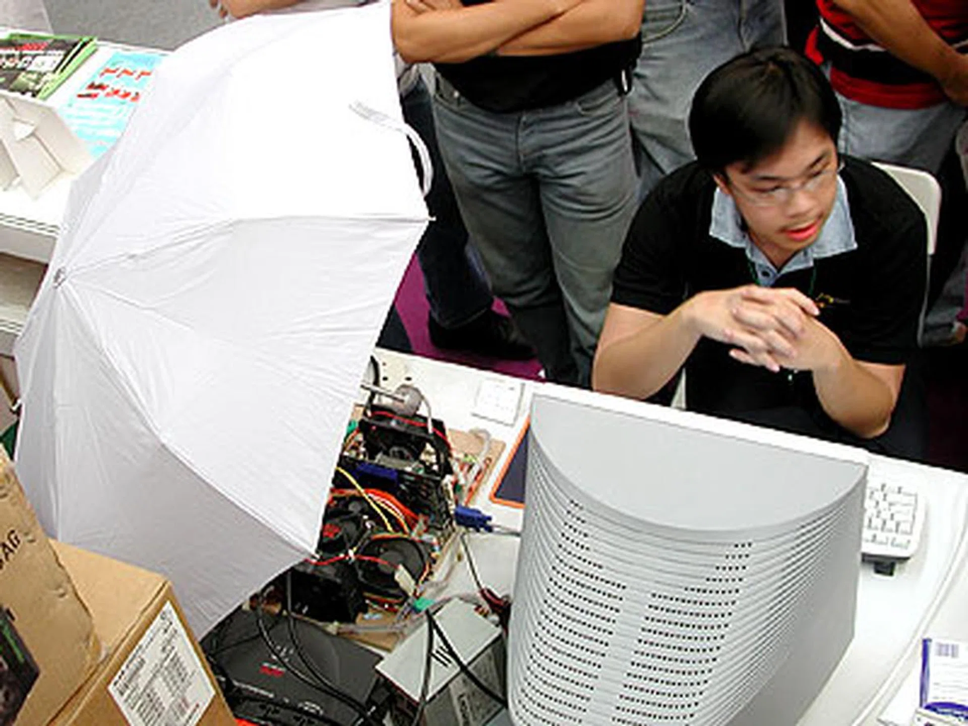 New overclocking technique discovered - an umbrella. Actually, it was raining so badly that the old roof at Sim Lim Square started to leak. Guys, please remember to bring an umbrella to the next overclocking competition.