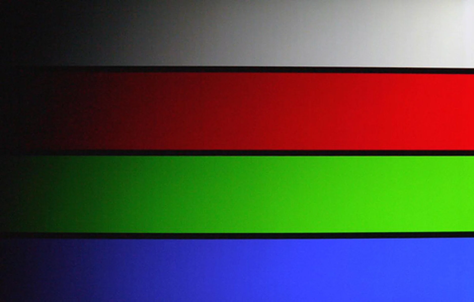 No critical issues with color reproduction on the 256-Intensity Color Ramp test pattern. However, slight compression artifacts were apparent at the mid and darker bands.