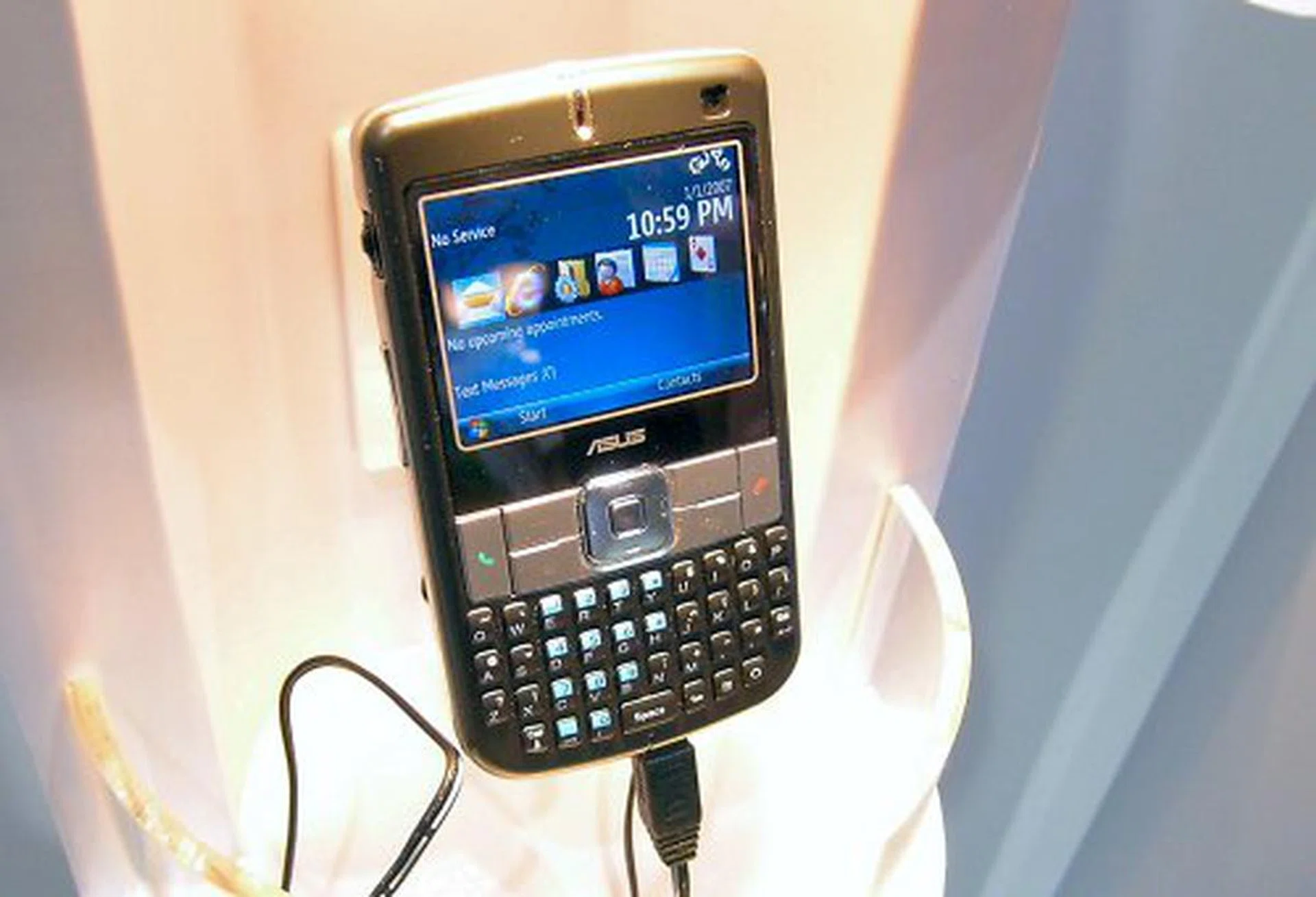  The M530w is ASUS' very first Windows Mobile 6 smartphone featuring a 416MHz PXA270 processor, 256MB+64M memory, 2.4-inch 65k TFT screen and a 2MP camera. Standard features include 3G, Wi-Fi, Bluetooth, a QWERTY keypad, Microsoft and Blackberry push email clients and business card recognition.  