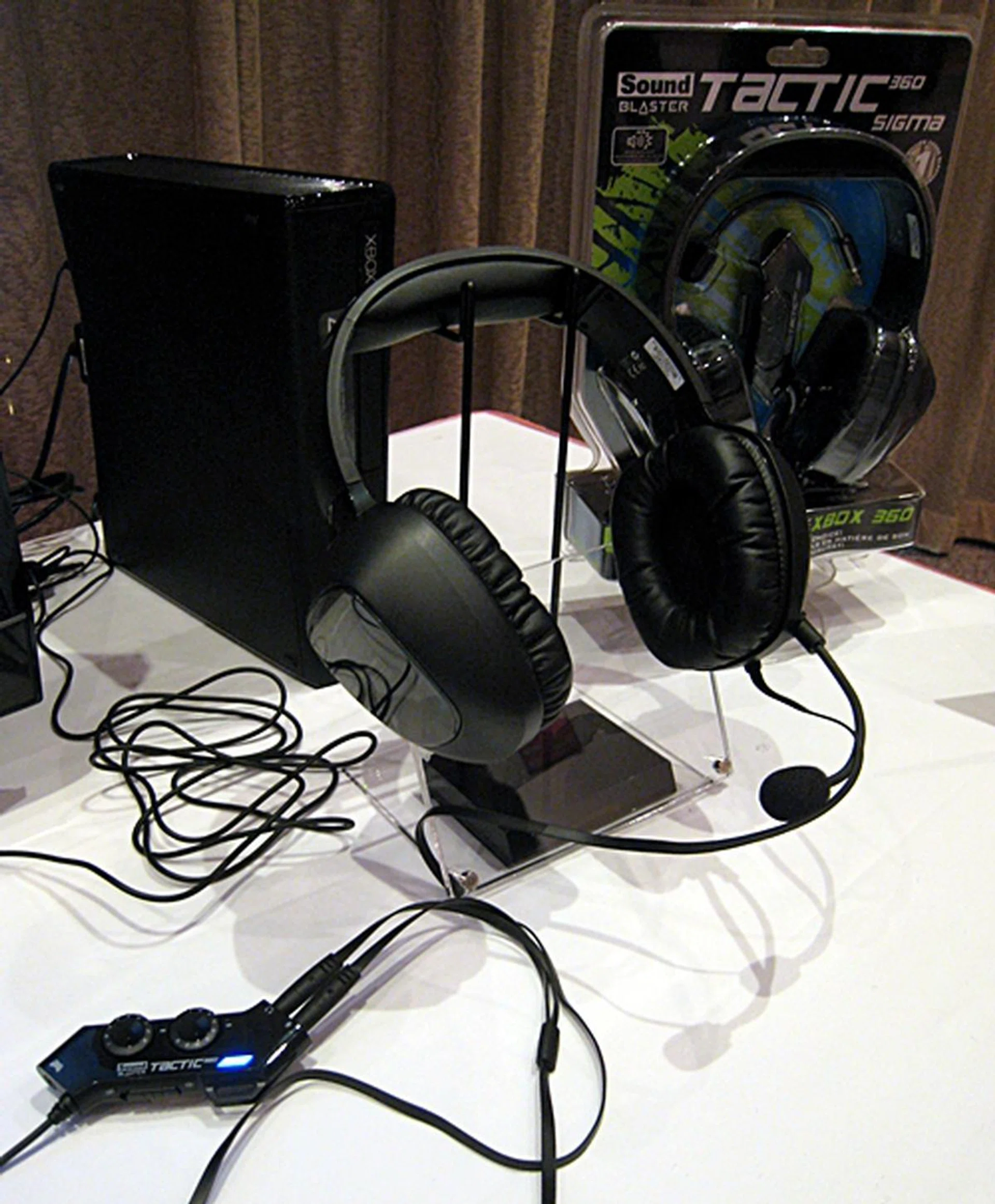 The in-line stereo amplifier has a blue power indicator to signify its power status. We suggest any owner of this headphone setup to invest in some form of cable management solution as the spaghetti trail of wires may be unsightly or even pose as a tripping hazard.   