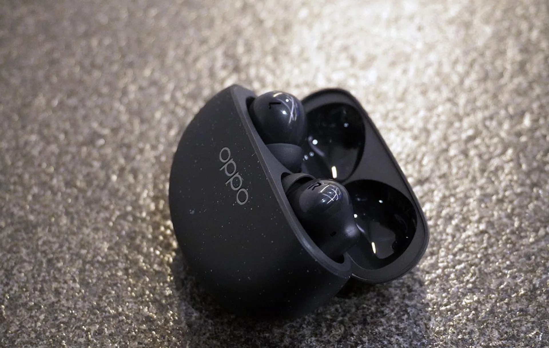 The design of the Enco Air 4 is nothing to shout about. It look just like any other true wireless earbud. Photo: HWZ