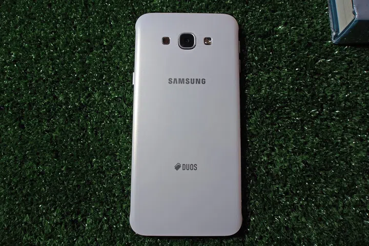 The back-cover of the Galaxy A8 4G+ with the DUOS logo that indicates the phone's dual SIM capabilities.
