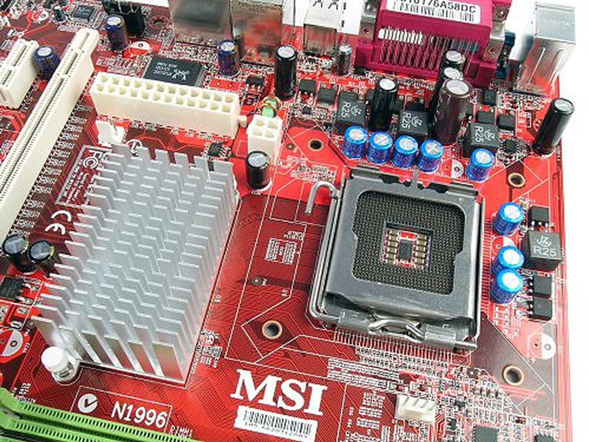 Clean and spacious, but after everything is installed the middle area tends to get crowded with cables.