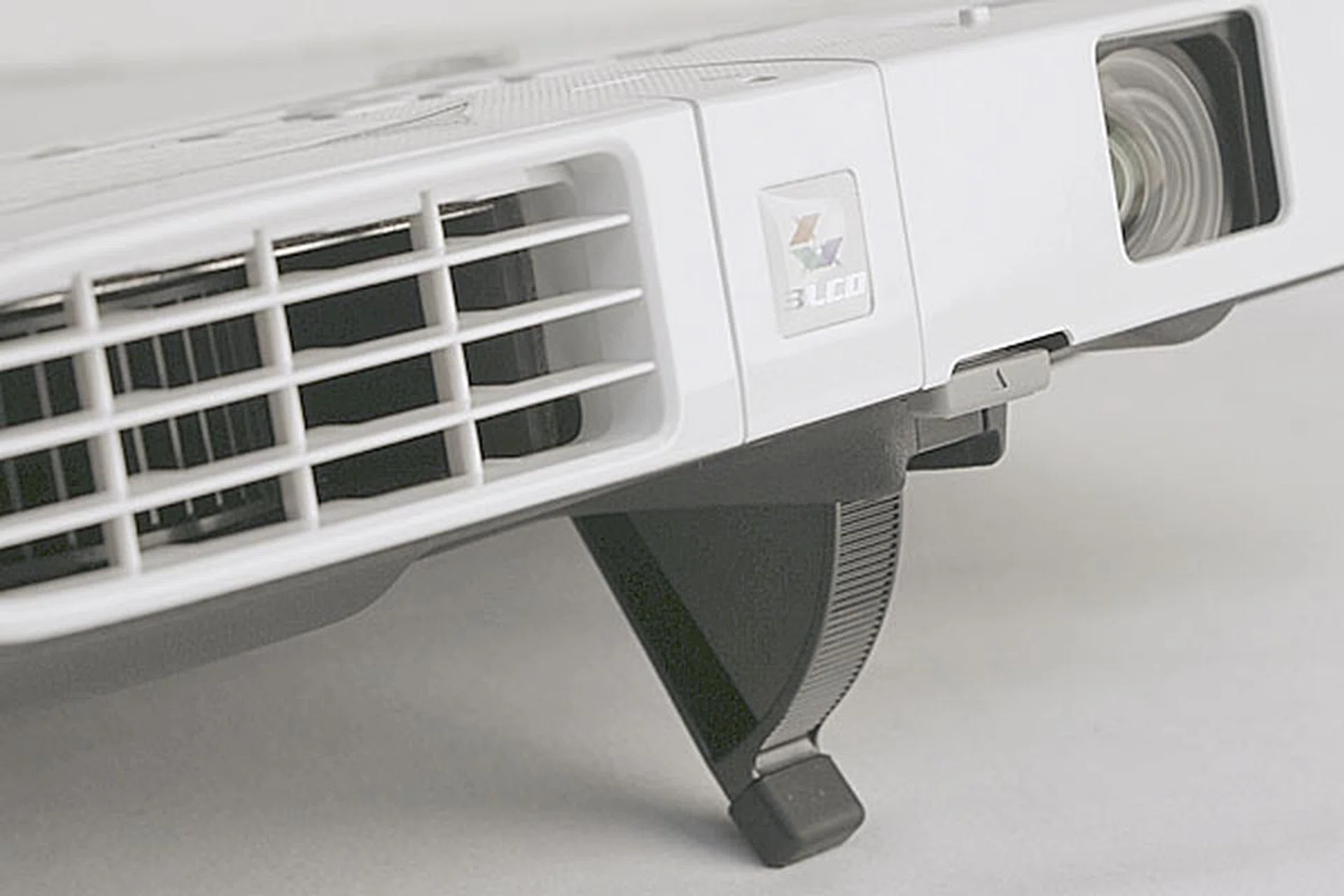 Press the lever at the front to release or retract the front adjustable foot.