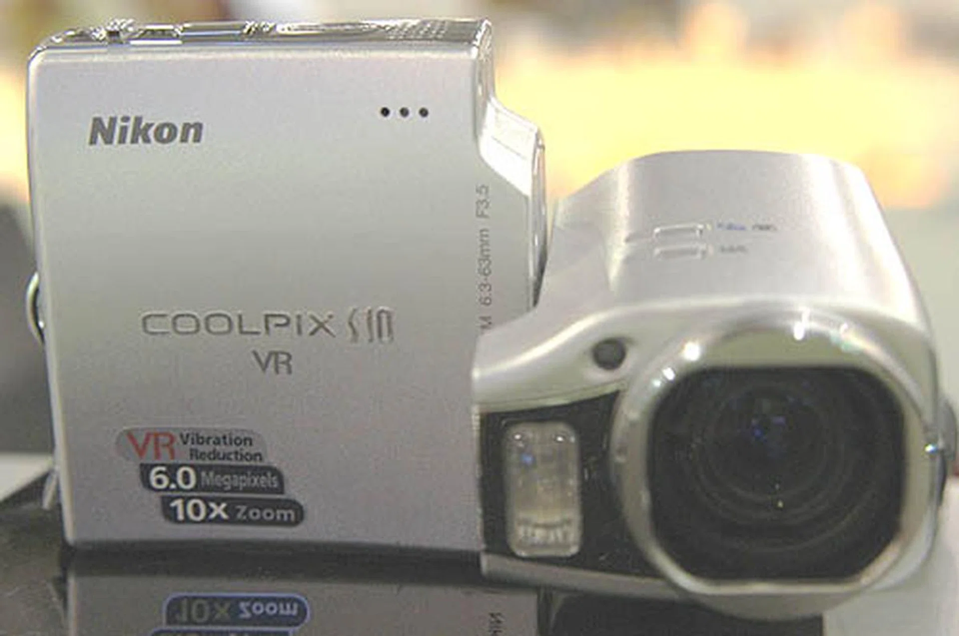 If conventional prosumer cameras are too bulky for you, you might want to consider the Nikon S10 with a swivel lens that also has a powerful 10x optical zoom. Featuring a 6.0-megapixel sensor, the S10 is now retailing for $649 with a host of freebies.