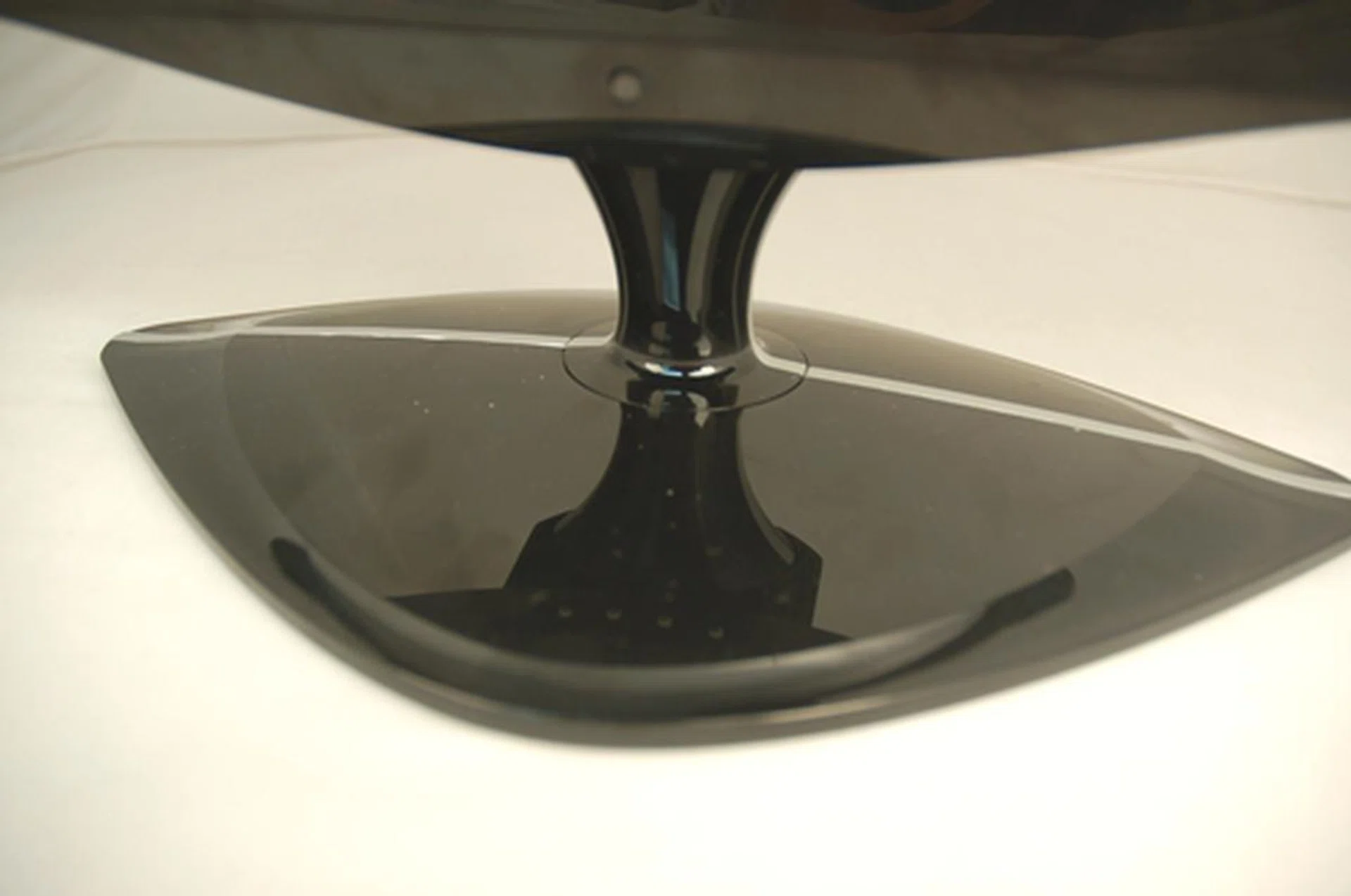 The monitor has a unique tear drop standee that looks pretty good - otherwise, there is no functionality to it.