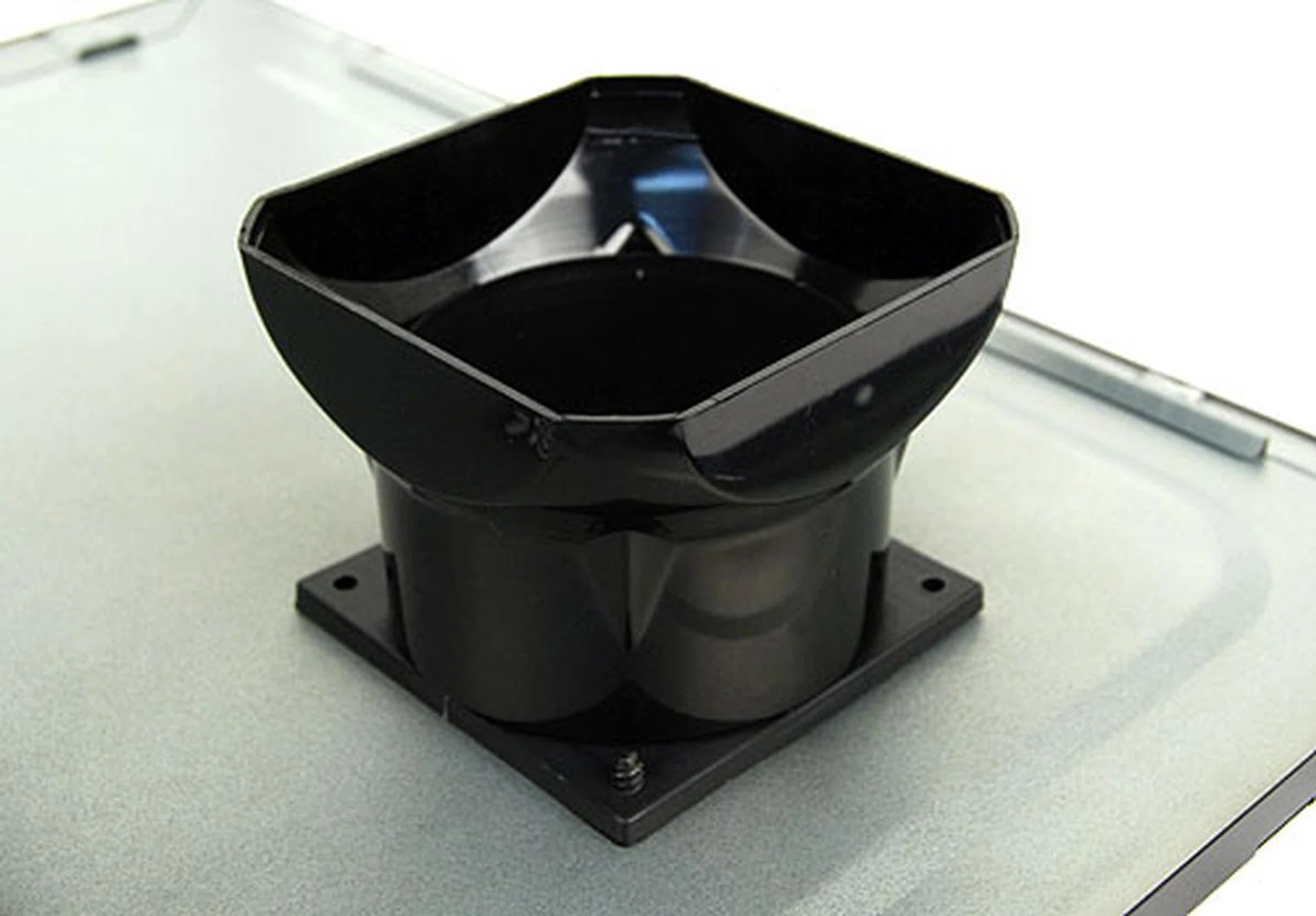 There's a removable air guide on the side panel that helps guide cool air to the CPU cooler.