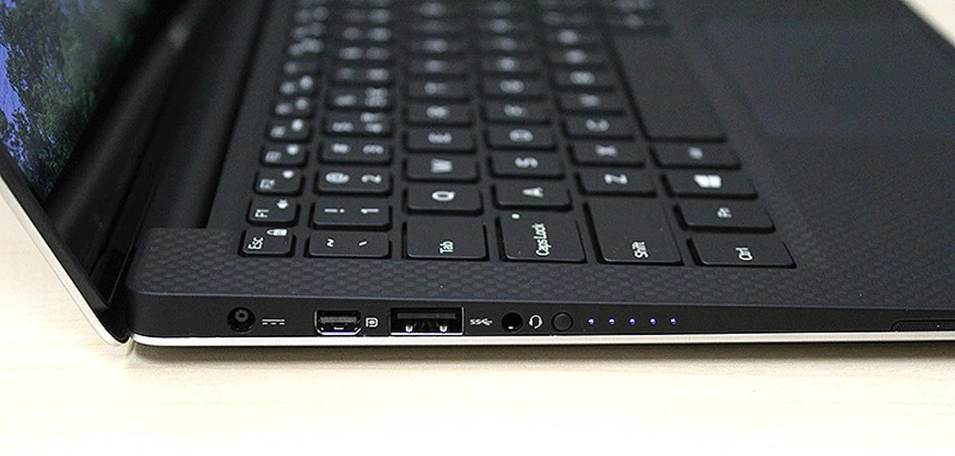 On the left, users will find a DC-in jack, Mini-DisplayPort, USB 3.0 port, 3.5mm audio jack and a battery level indicator.