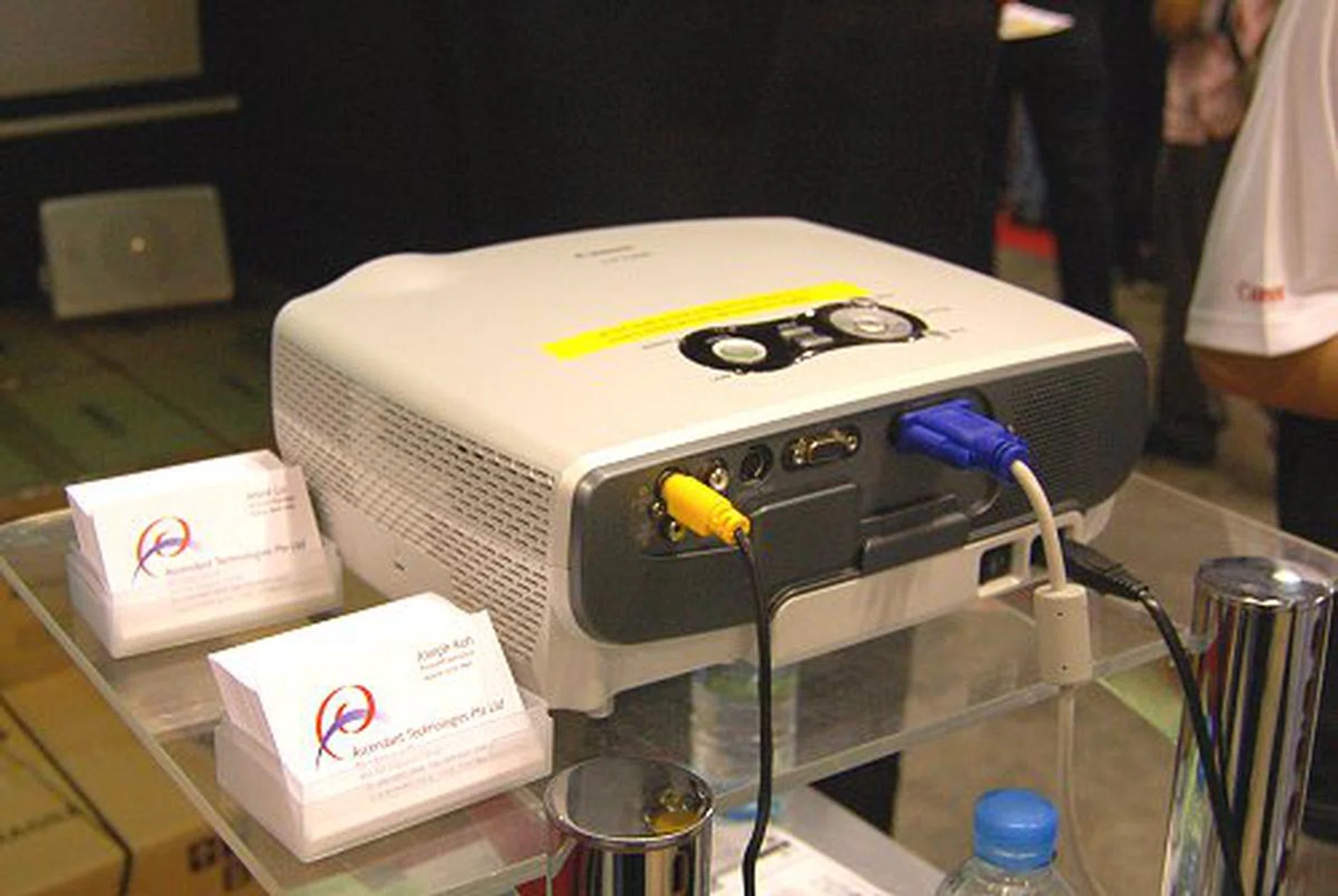  The Canon LV-X7 is an affordable XGA projector that has a 1500 Lumens brightness rating, 1.6x wide angle zoom and features an ultra long lamp life of 4000 hours. The usual price for the projector is S$1499, but we've spotted it at Comex going for S$1299 with a Canon A460 PowerShot (5Megapixel) digital camera worth S$239 as a free gift!  