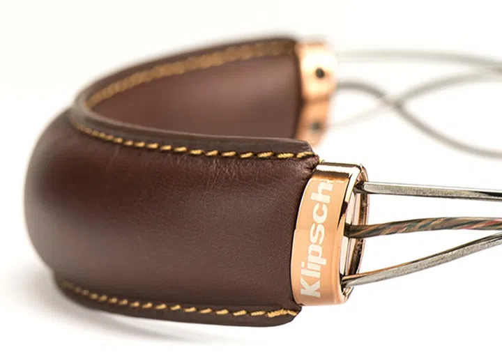 Real leather is used on the neckband for optimal comfort.