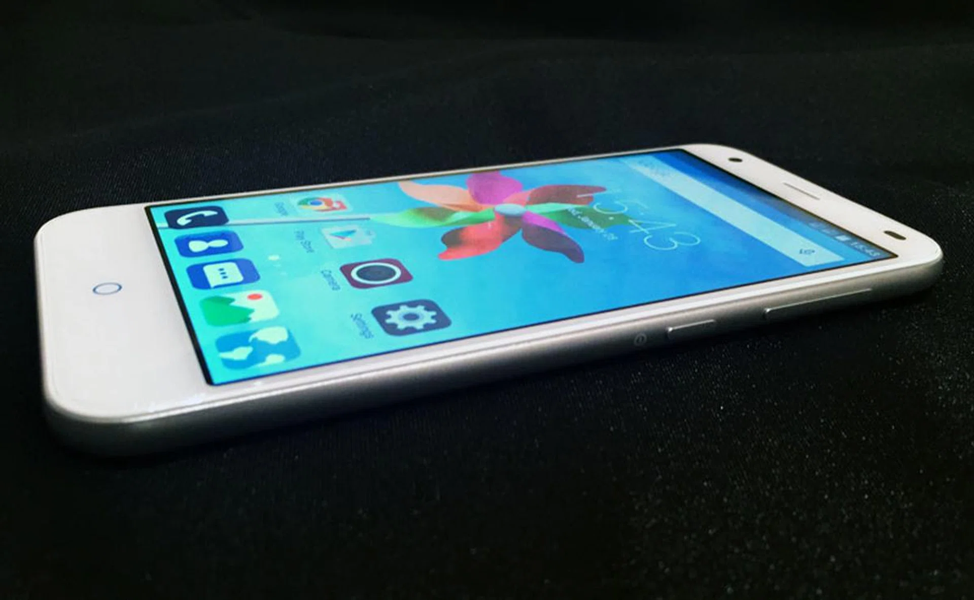 Unlike the iPhone 6, both the power button and the volume controls can be found on the right-side of the phone.